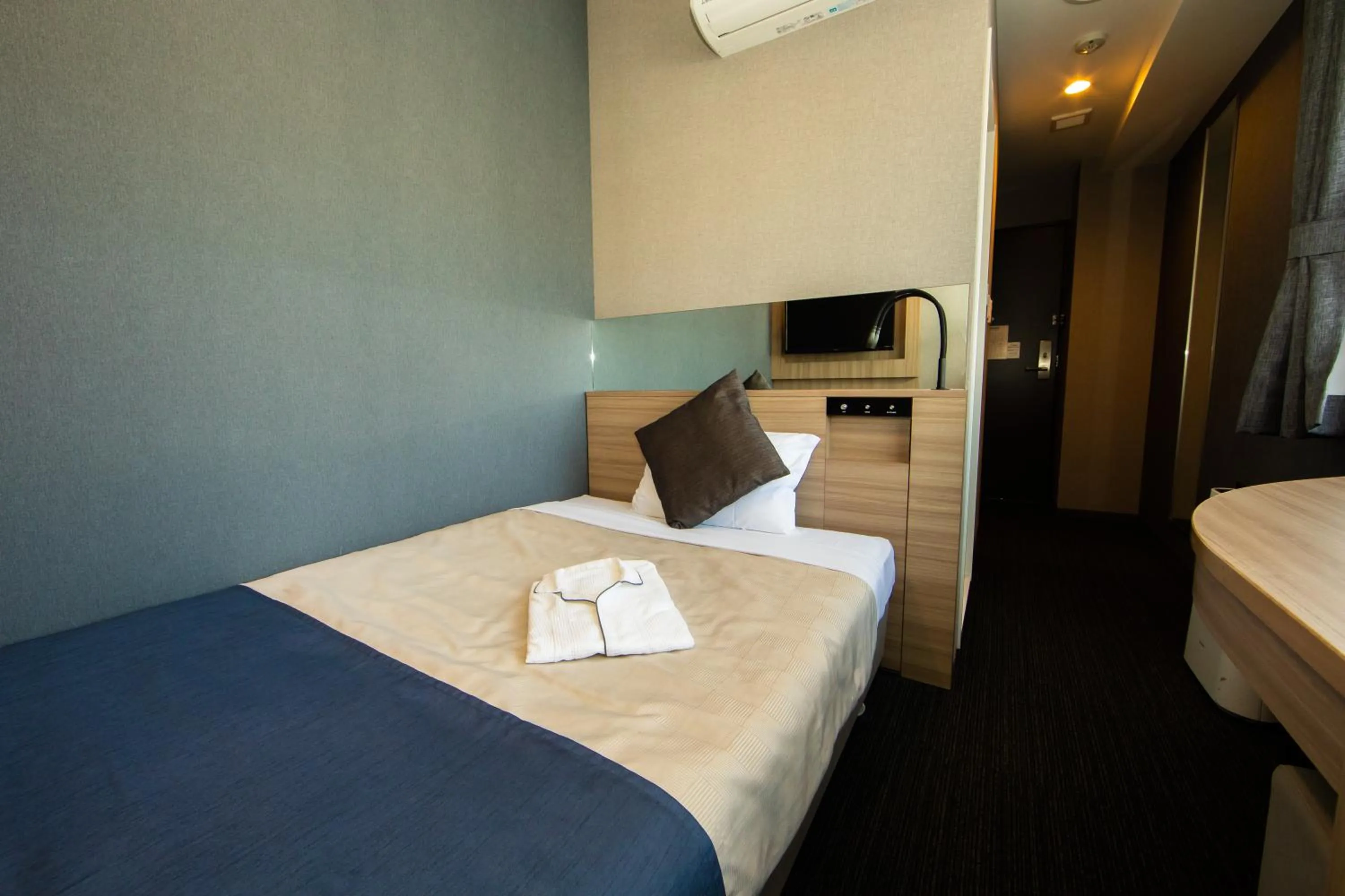 Photo of the whole room, Bed in Quintessa Hotel Osaka Shinsaibashi Comic & Books