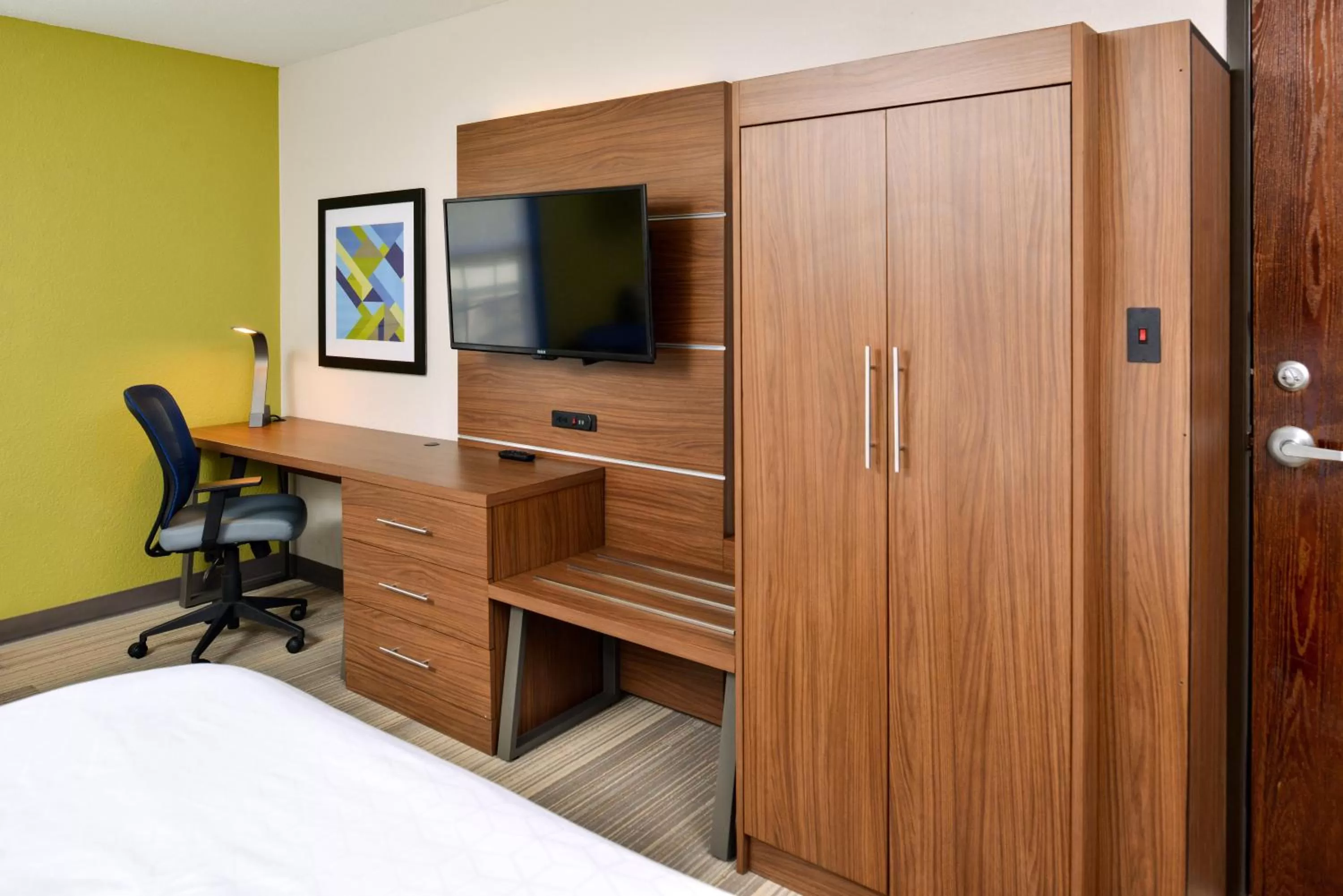 Photo of the whole room, Bed in Holiday Inn Express Hotel & Suites North Kansas City by IHG