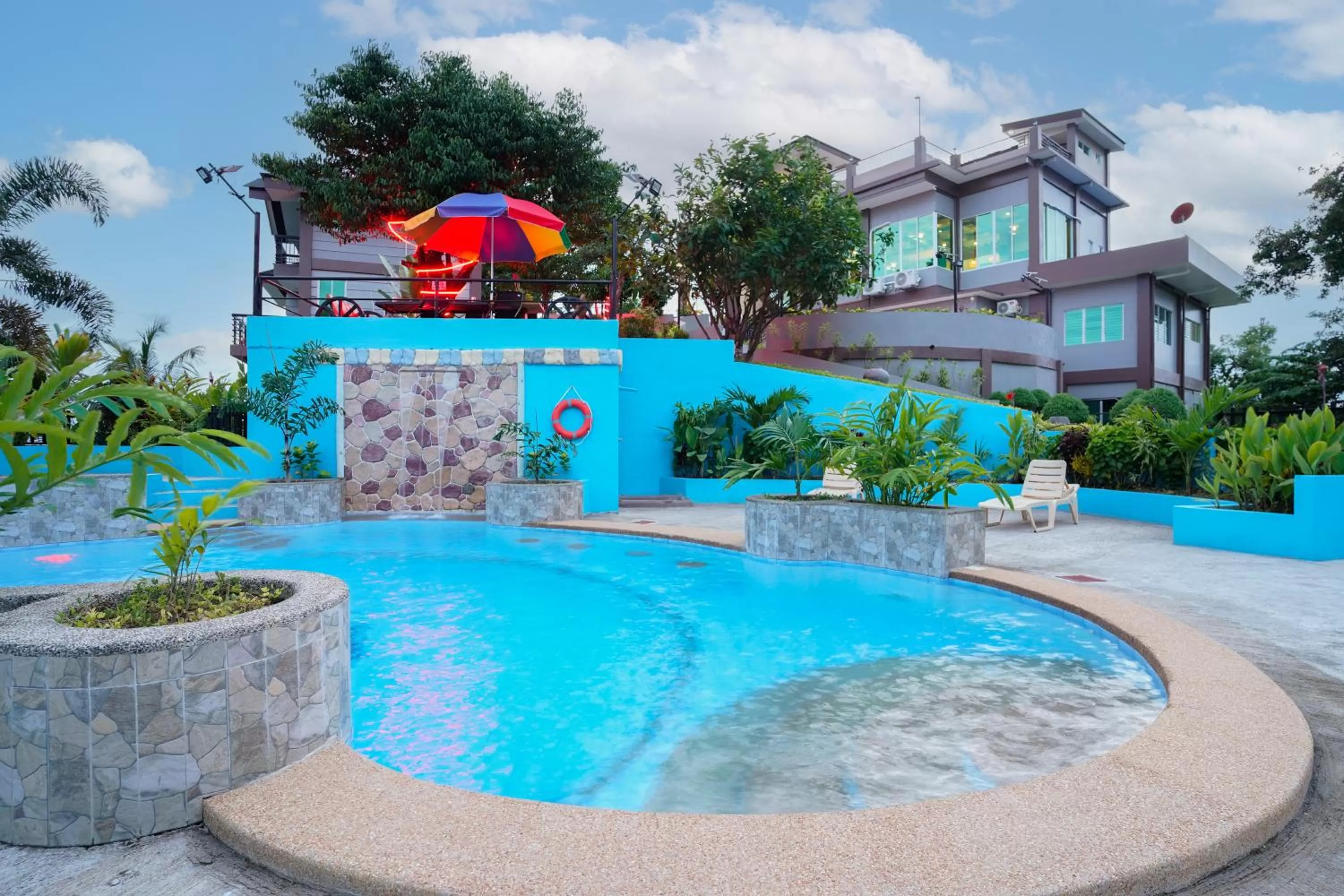 Swimming pool in MS Mountain Cabin