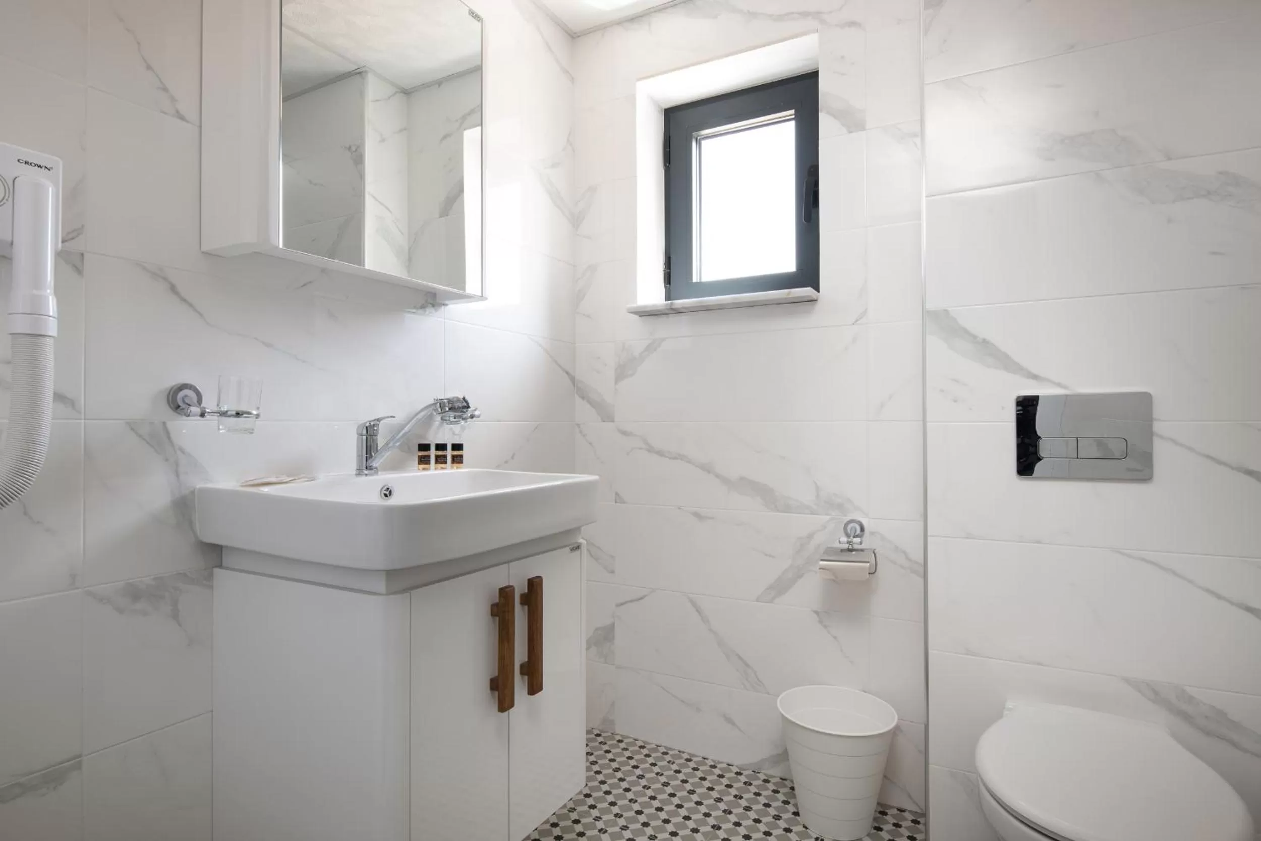 Bathroom in Grand Dodo's Triada Seaview Studios