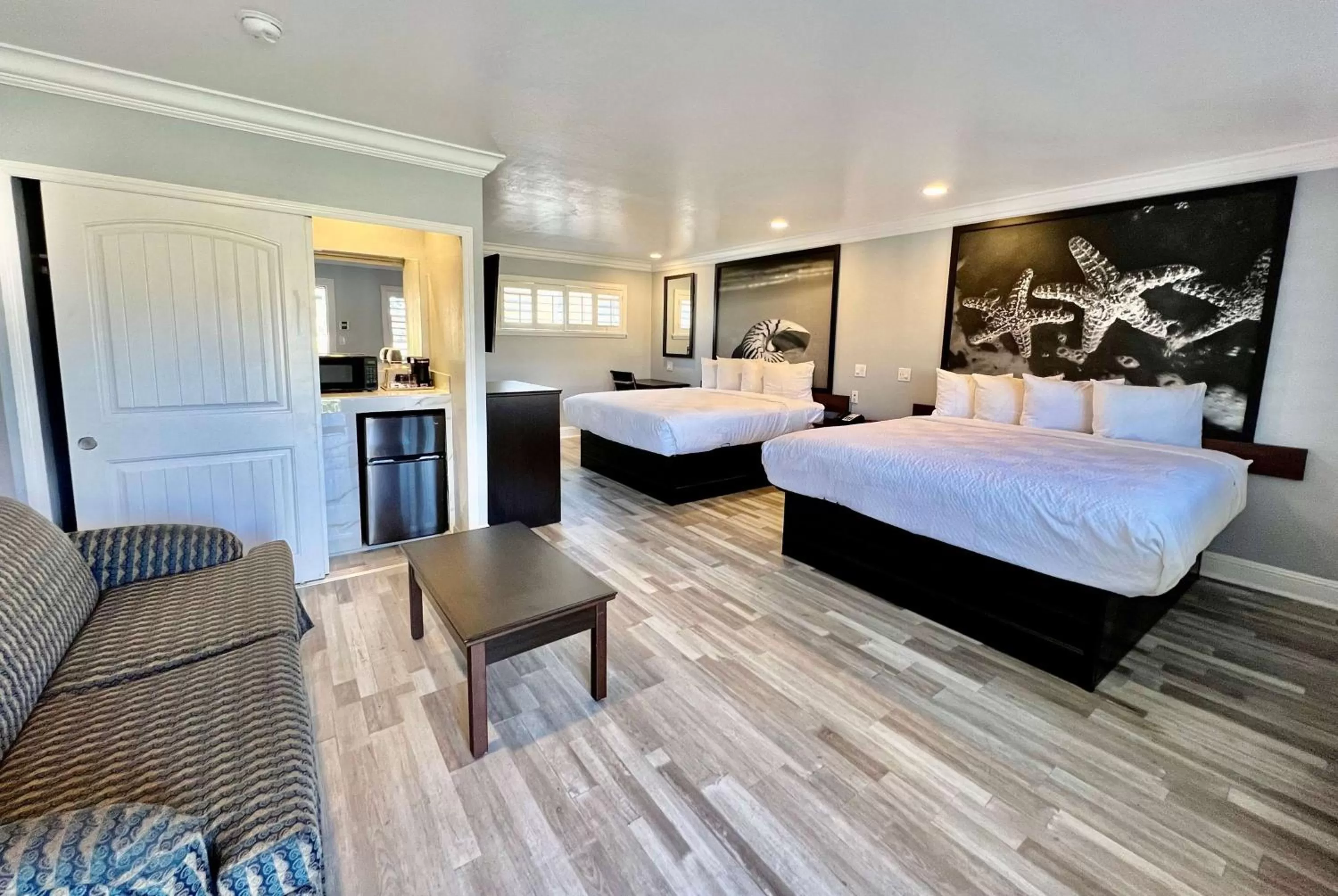 Photo of the whole room, Bed in Aura Inn Monterey