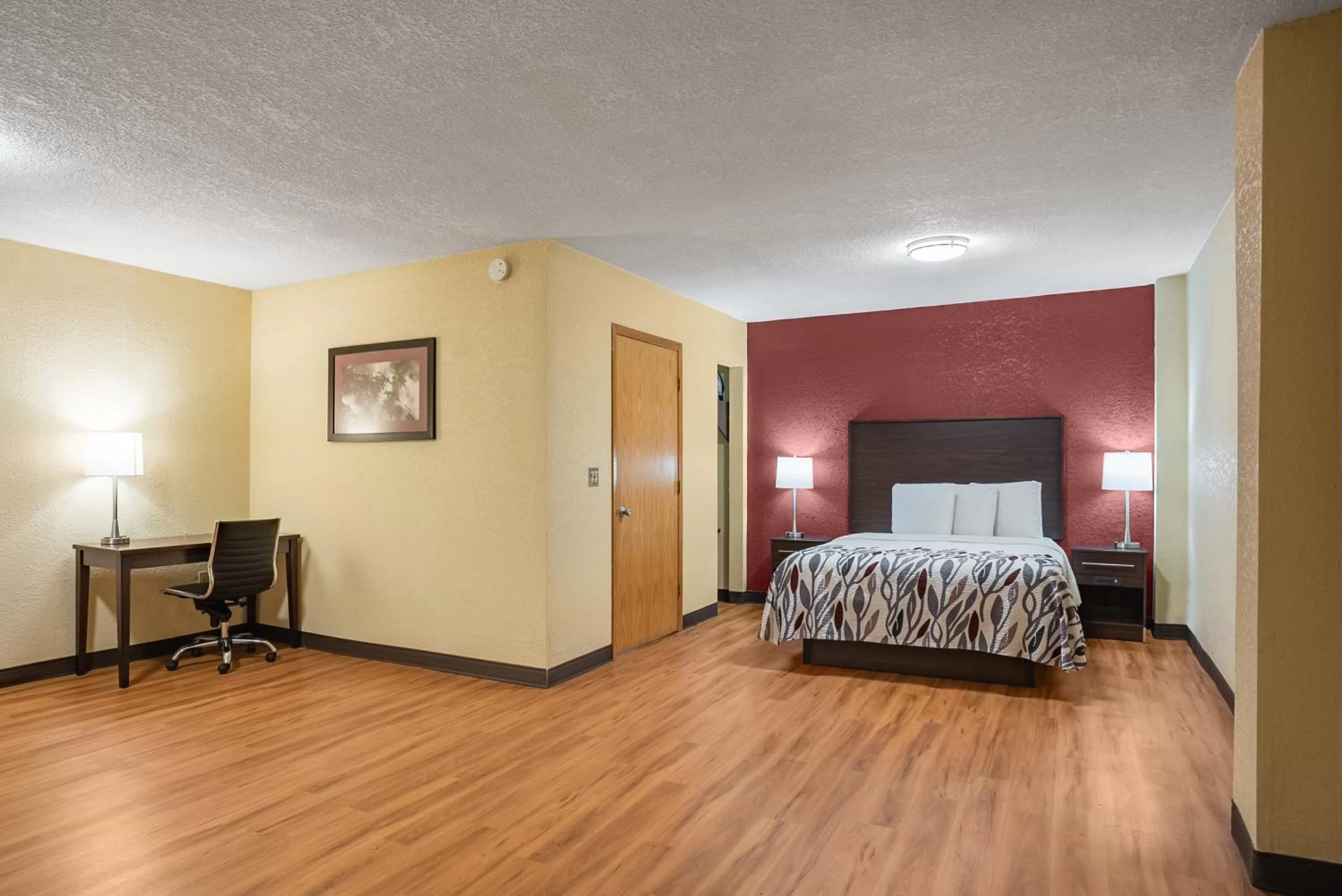 Photo of the whole room, Bed in Red Roof Inn Des Moines