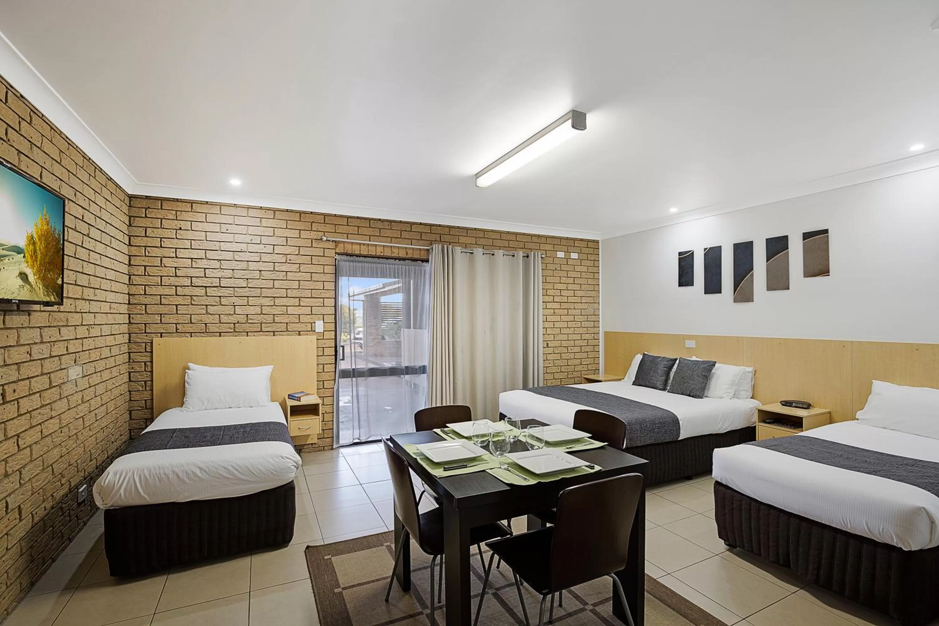 Dining area, Bed in Sunray Motor Inn