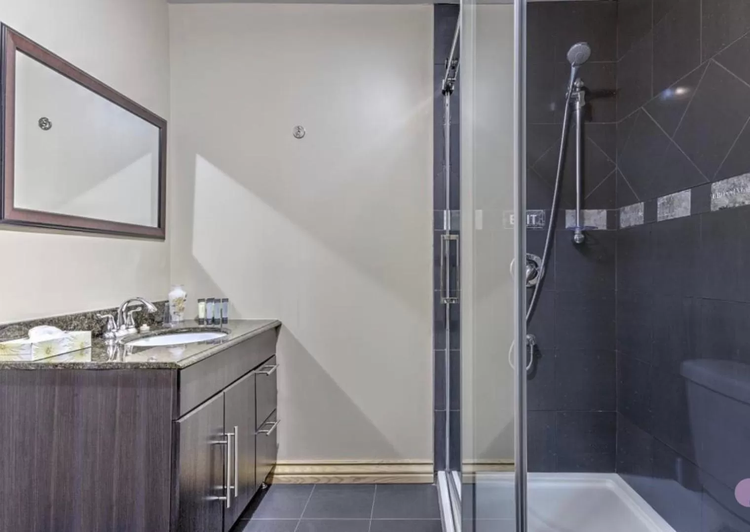 Shower, Bathroom in Hébergement chez le D