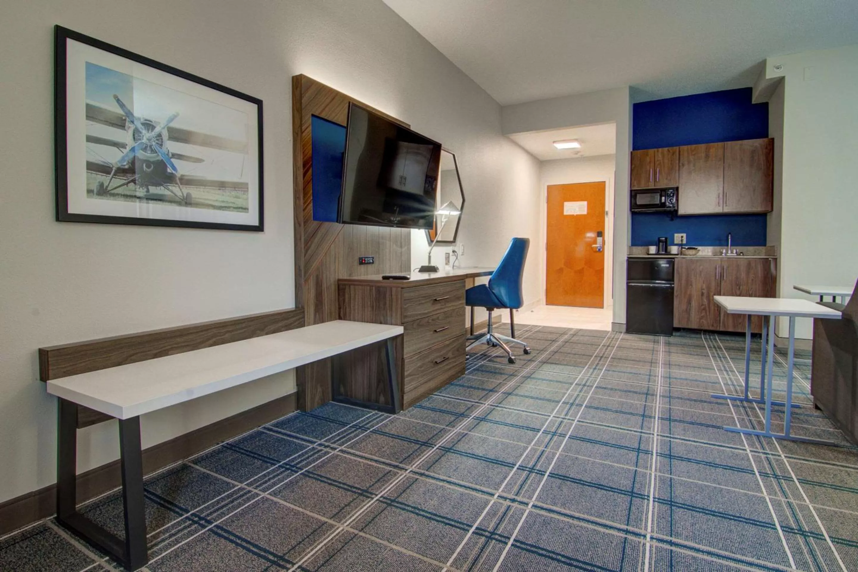 Bedroom in Comfort Suites Newport News Airport