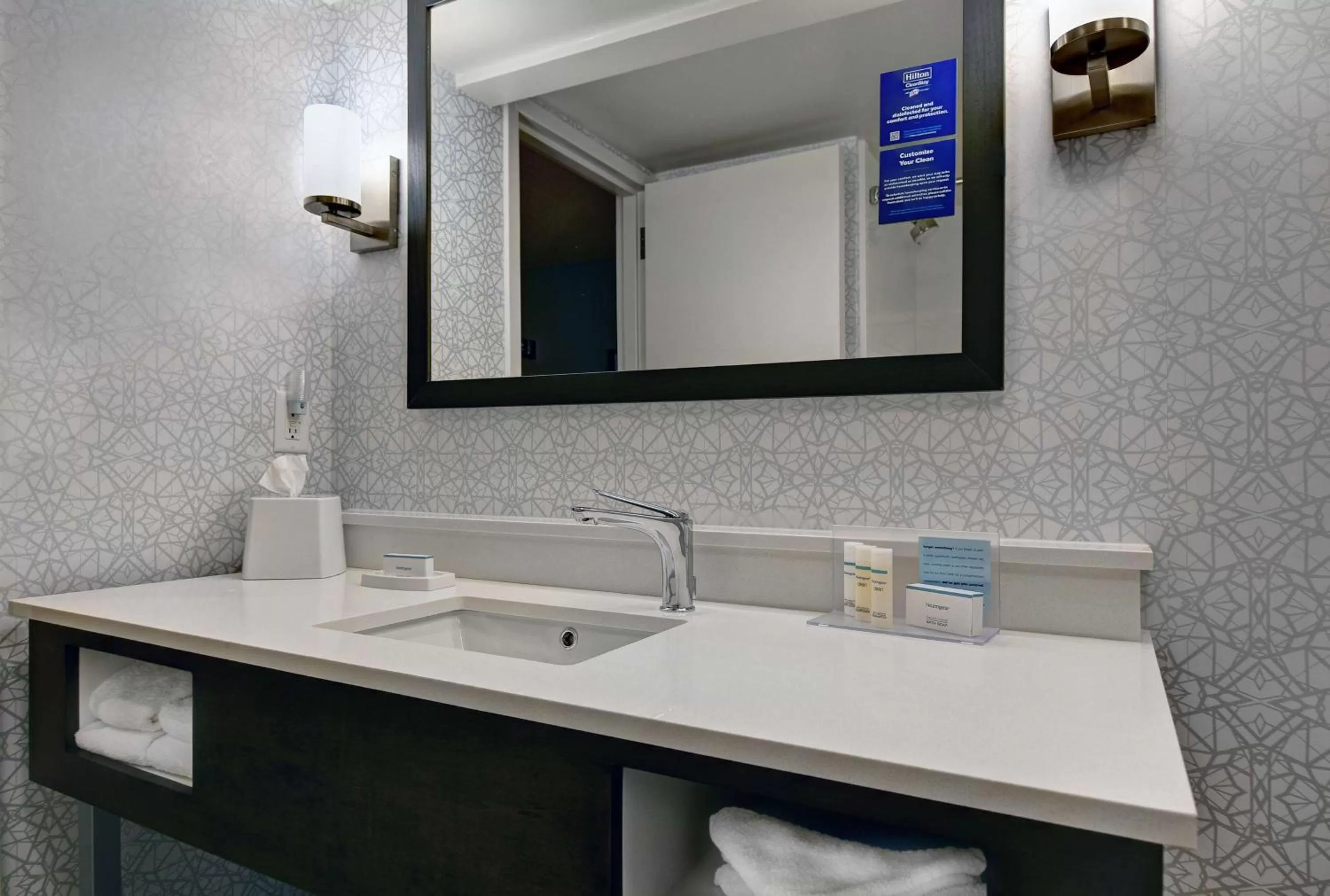 Bathroom in Hampton Inn Patriots Point