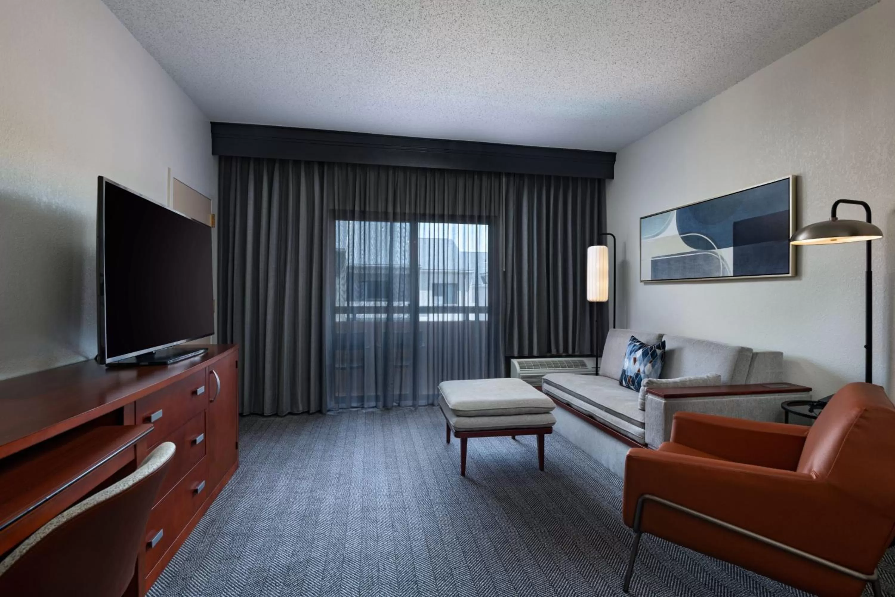 Living room in Courtyard by Marriott Dallas Plano Parkway at Preston Road
