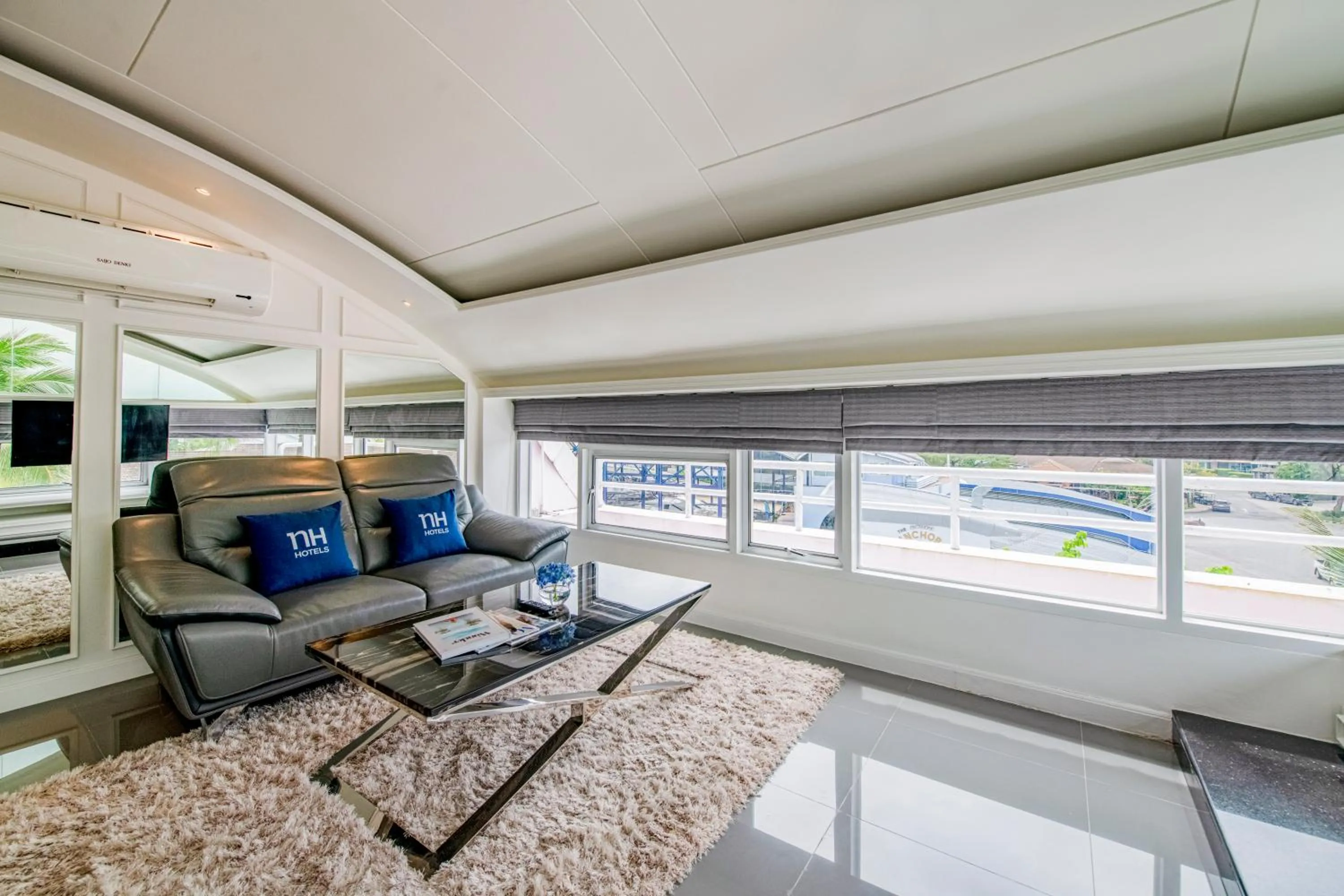 Living room in NH Boat Lagoon Phuket Resort