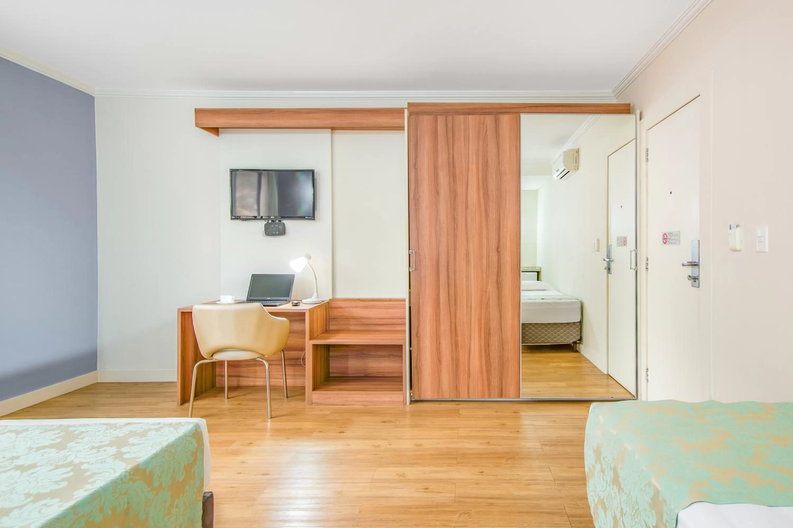 TV and multimedia in Iate Hotel Centro Florianópolis