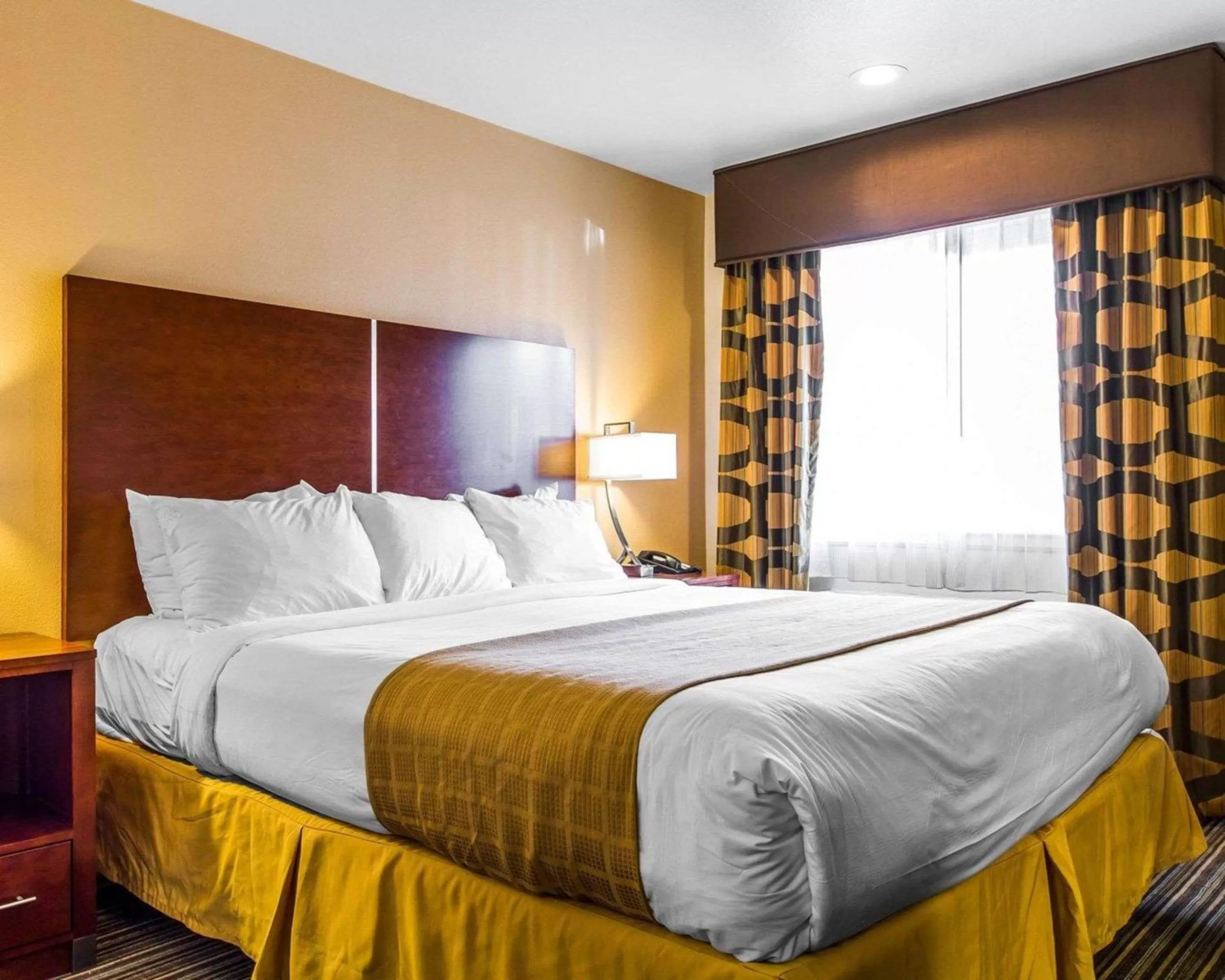 Photo of the whole room, Bed in Quality Inn Martinez