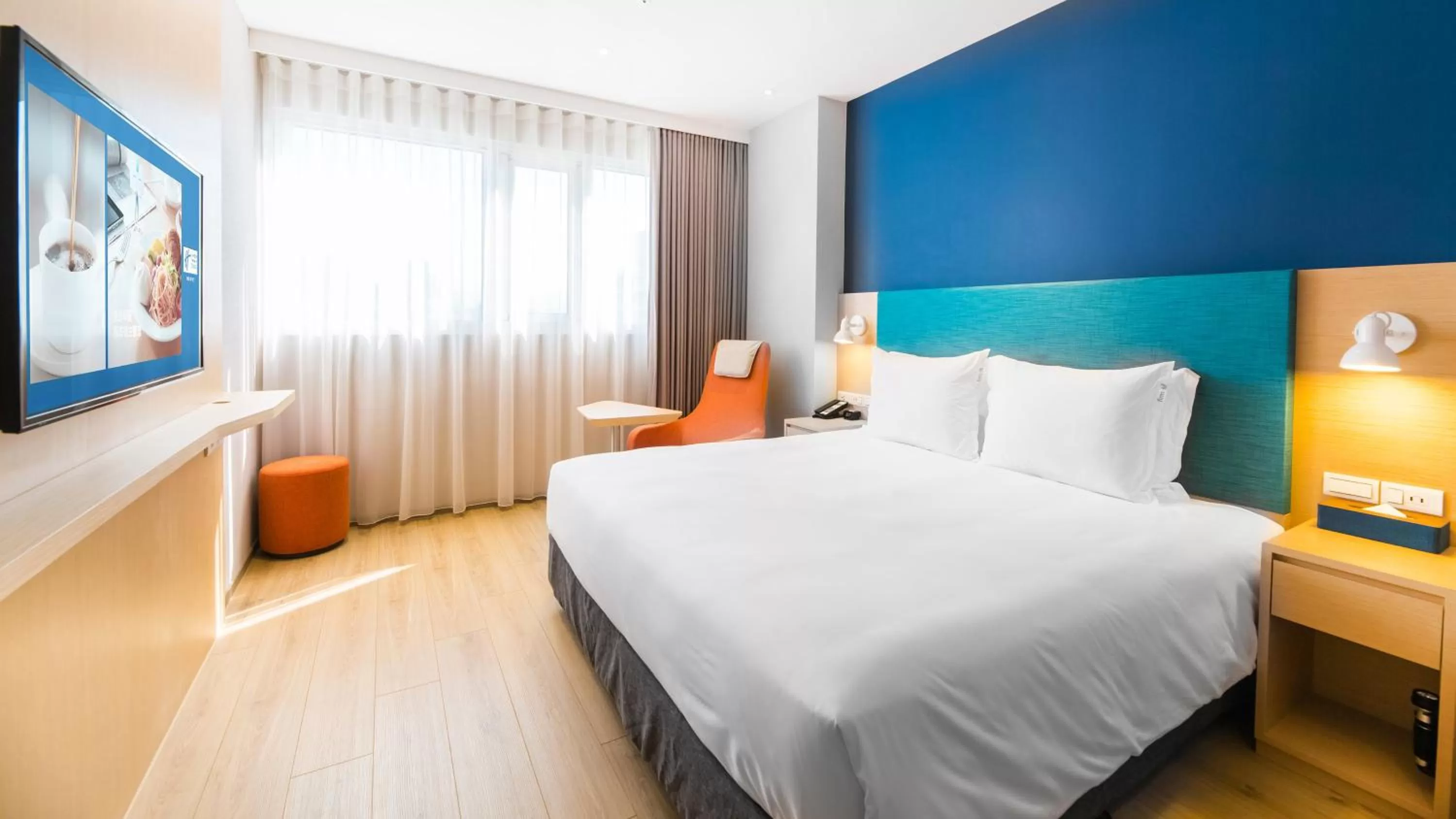 Photo of the whole room, Bed in Holiday Inn Express Taichung Fengchia by IHG