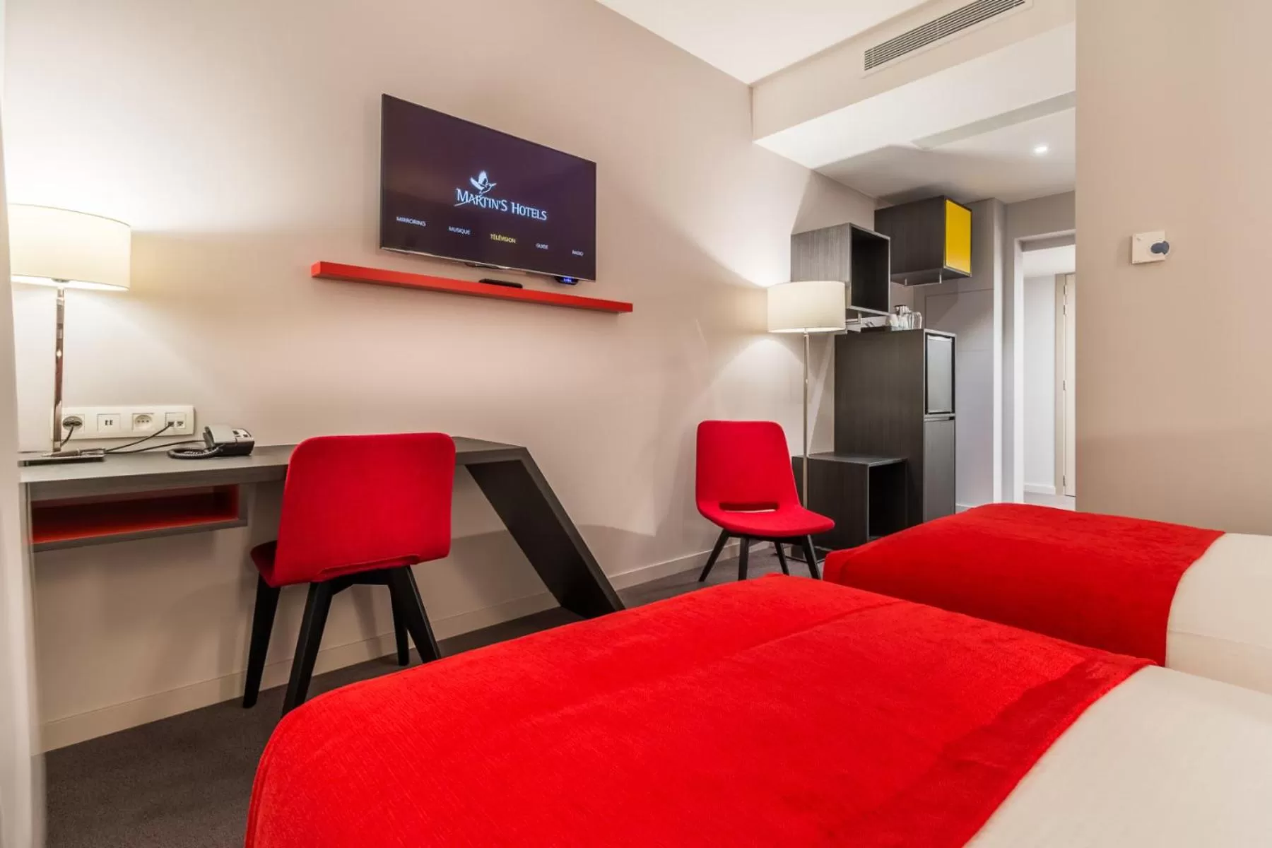 Photo of the whole room, Bed in Martin's Red