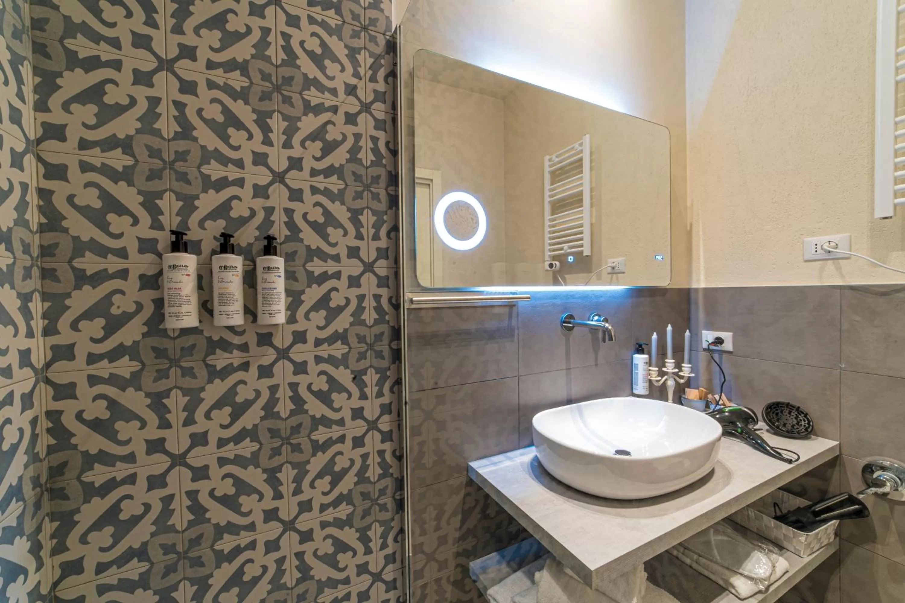 Shower in B&B SMARTFIT HOUSE - Room & Relax in Pescara