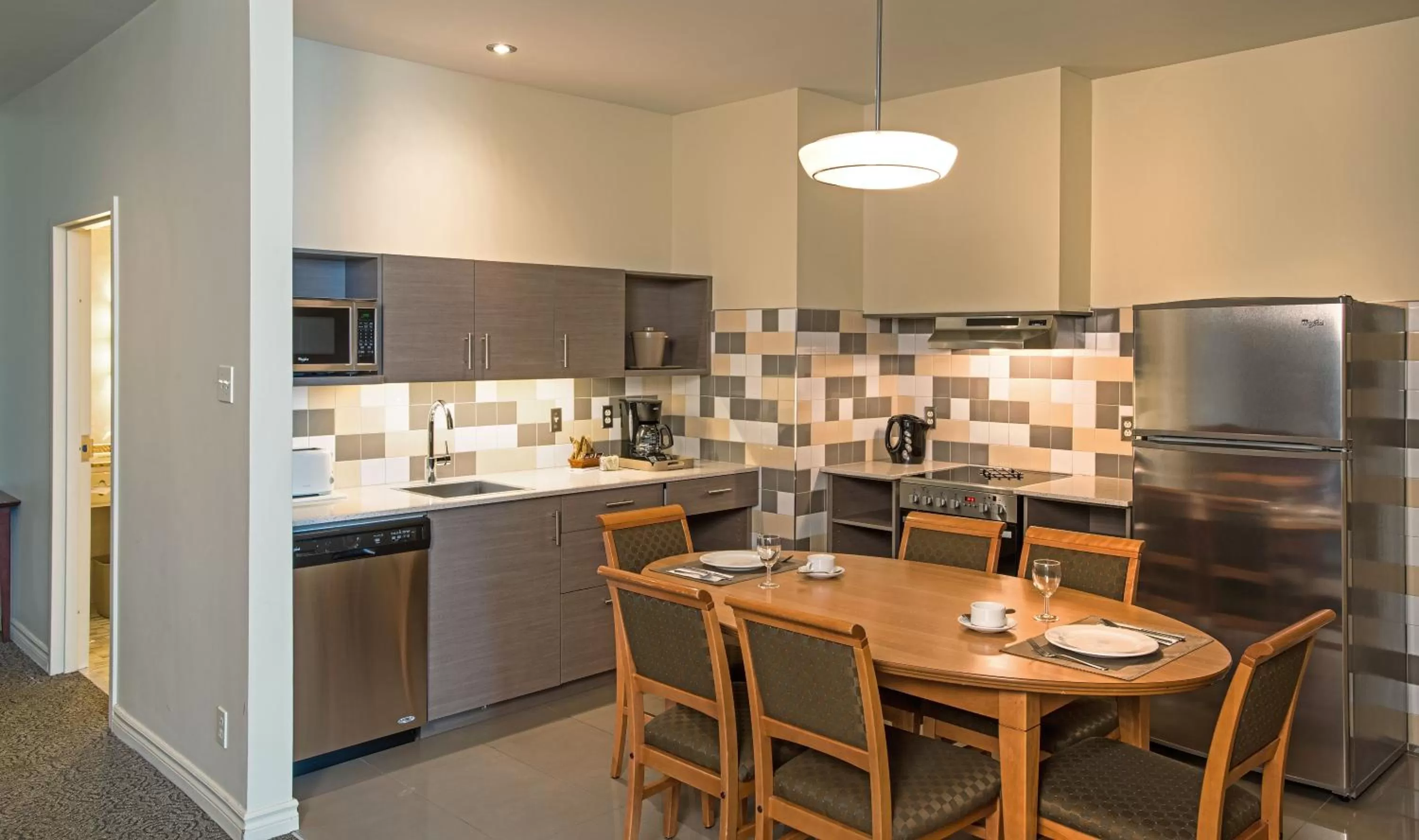 Kitchen or kitchenette in Le Square Phillips Hôtel & Suites