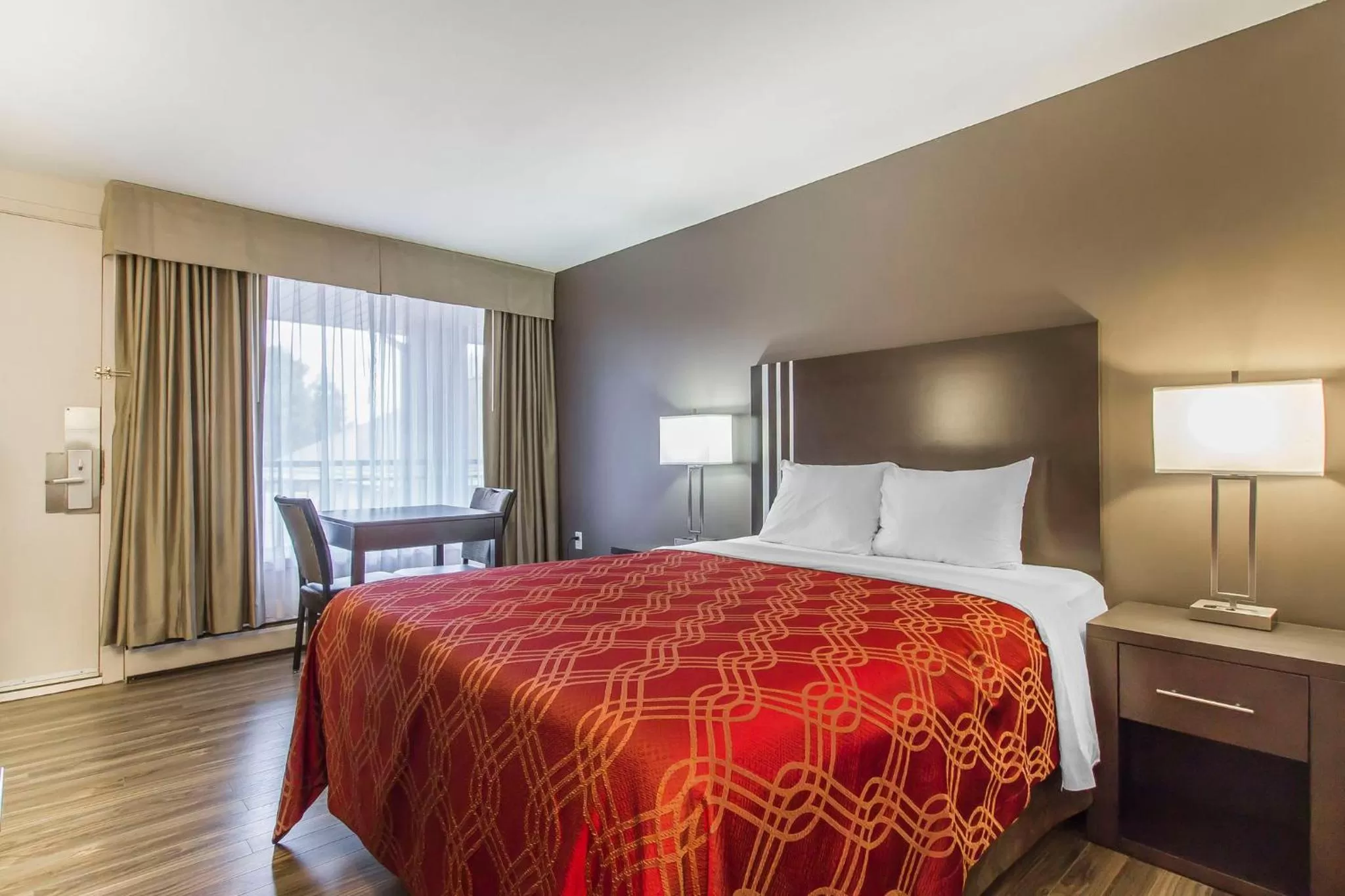 Bed in Econo Lodge Inn & Suites