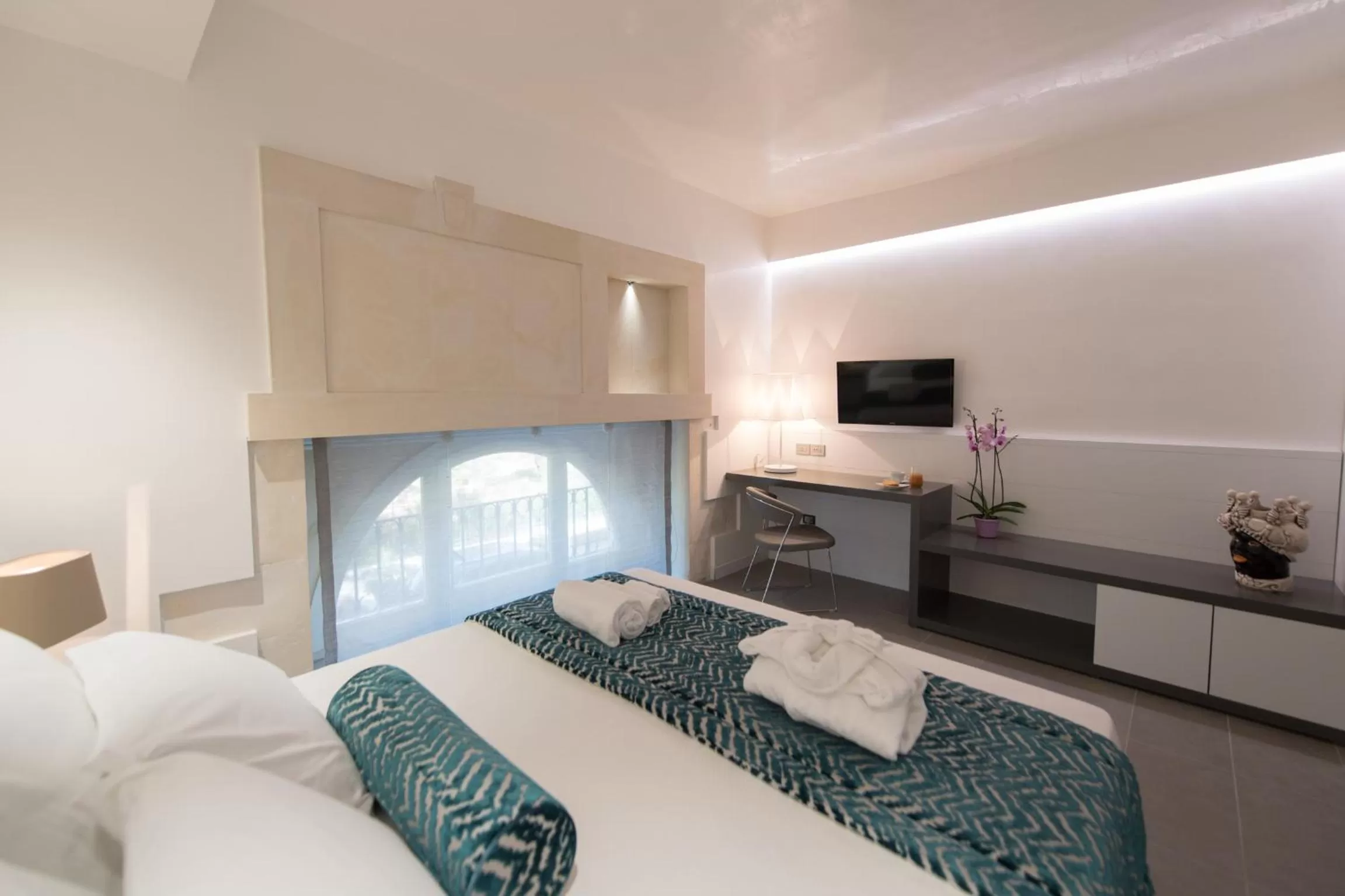 Bed in Caportigia Boutique Hotel