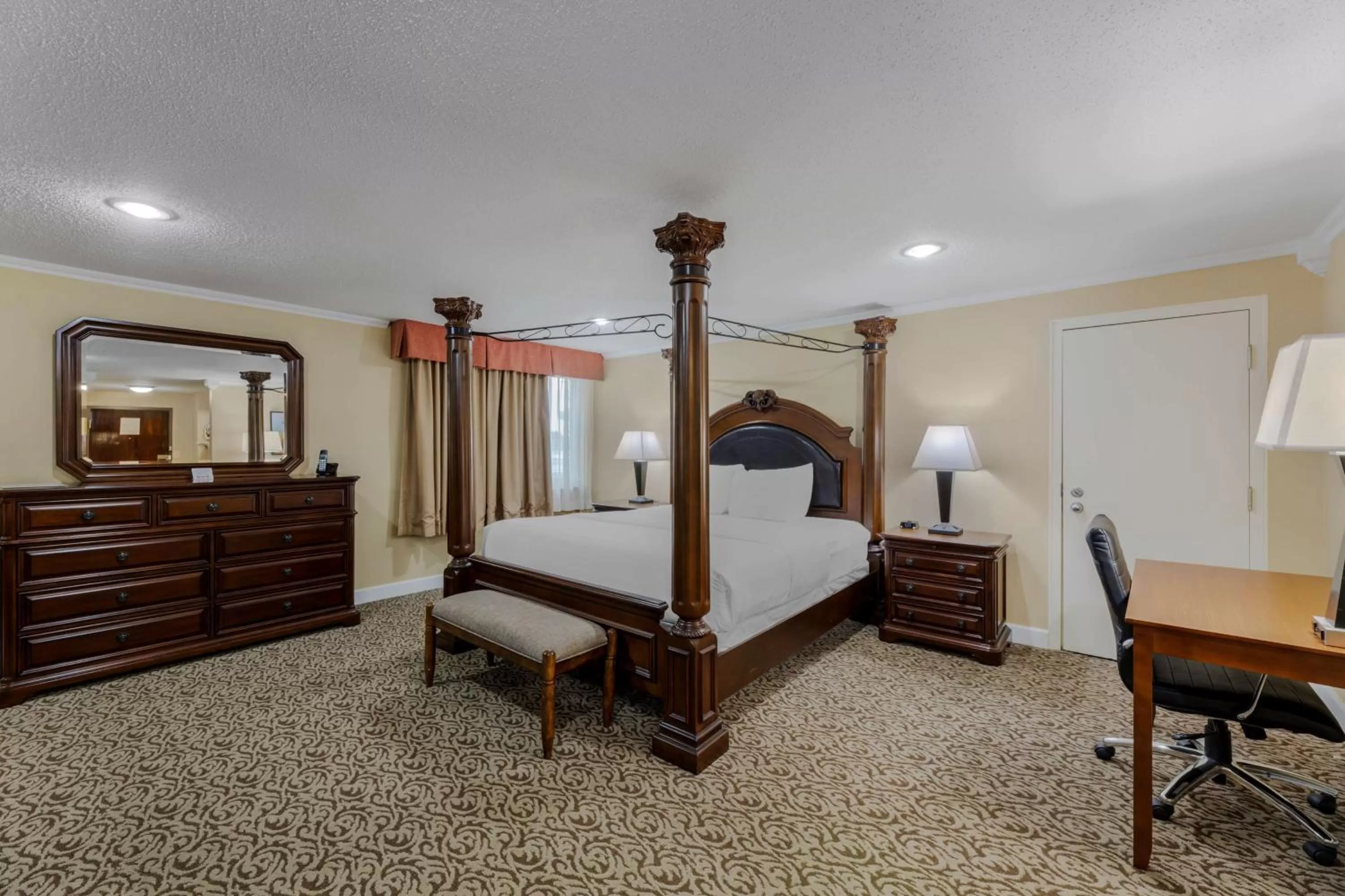 Photo of the whole room, Bed in Best Western Plus Wooster Hotel & Conference Center