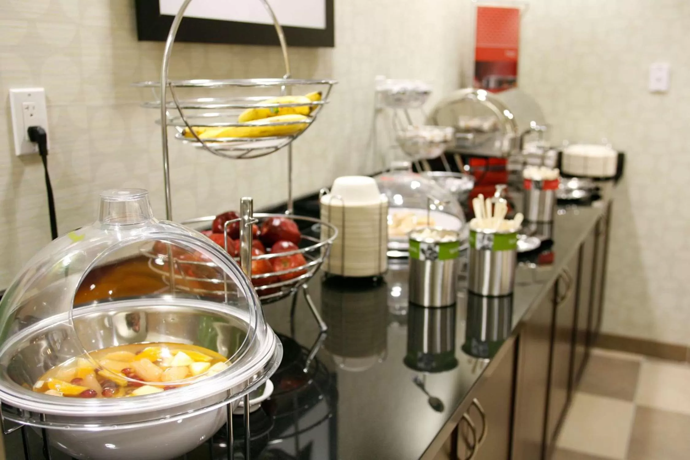 Dining area in Hampton Inn & Suites Red Deer