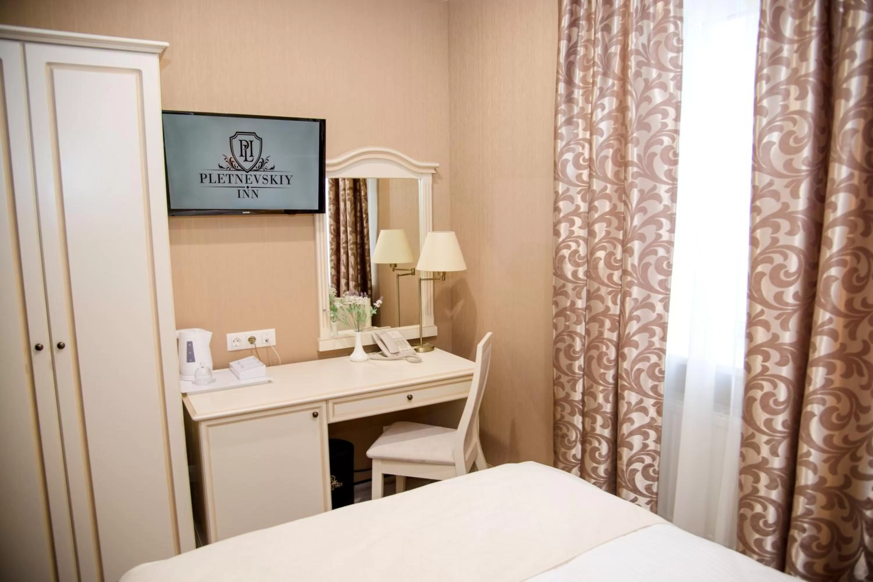 Decorative detail, Bed in Pletnevskiy Inn