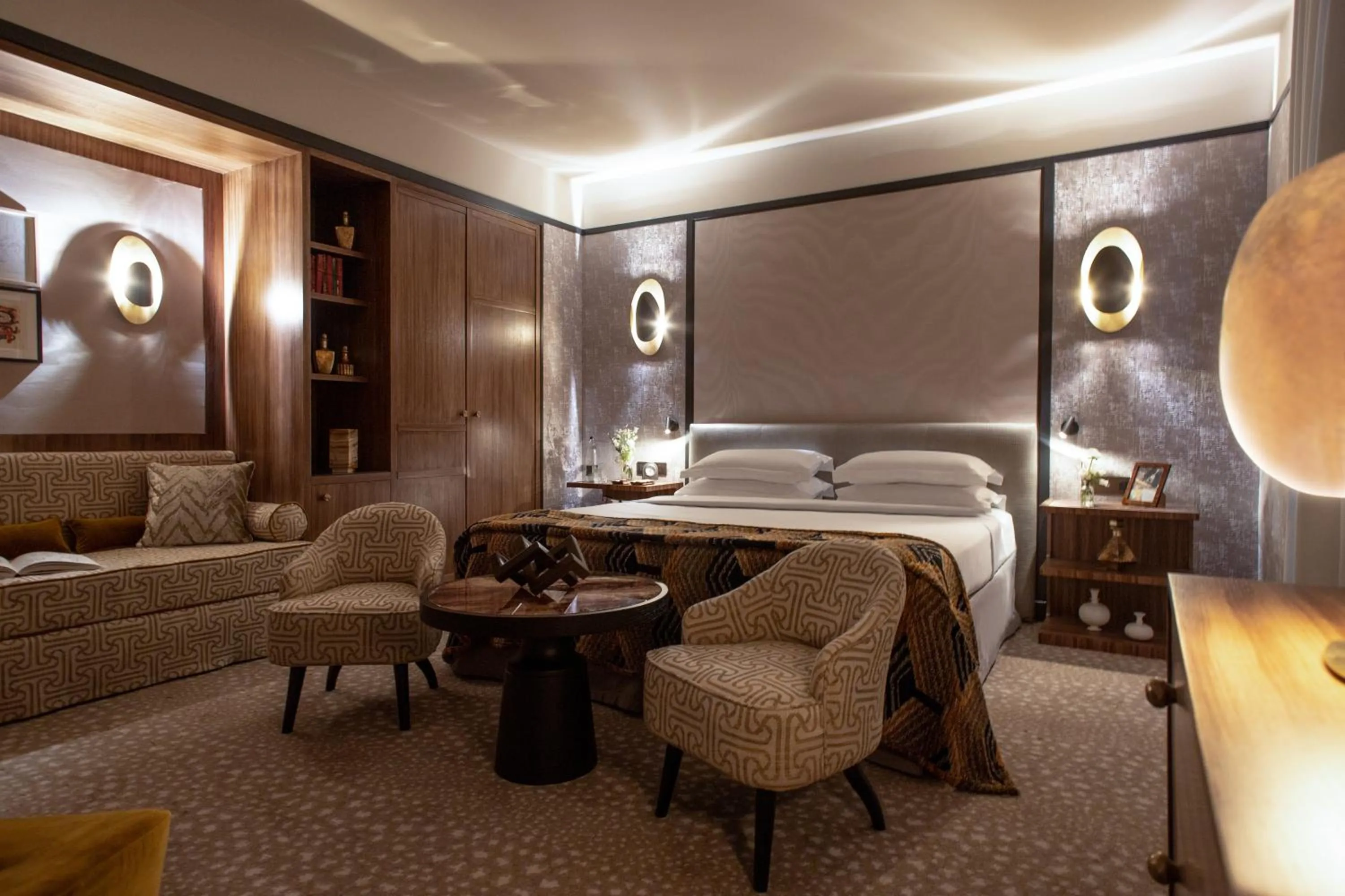Photo of the whole room, Bed in Esprit Saint Germain