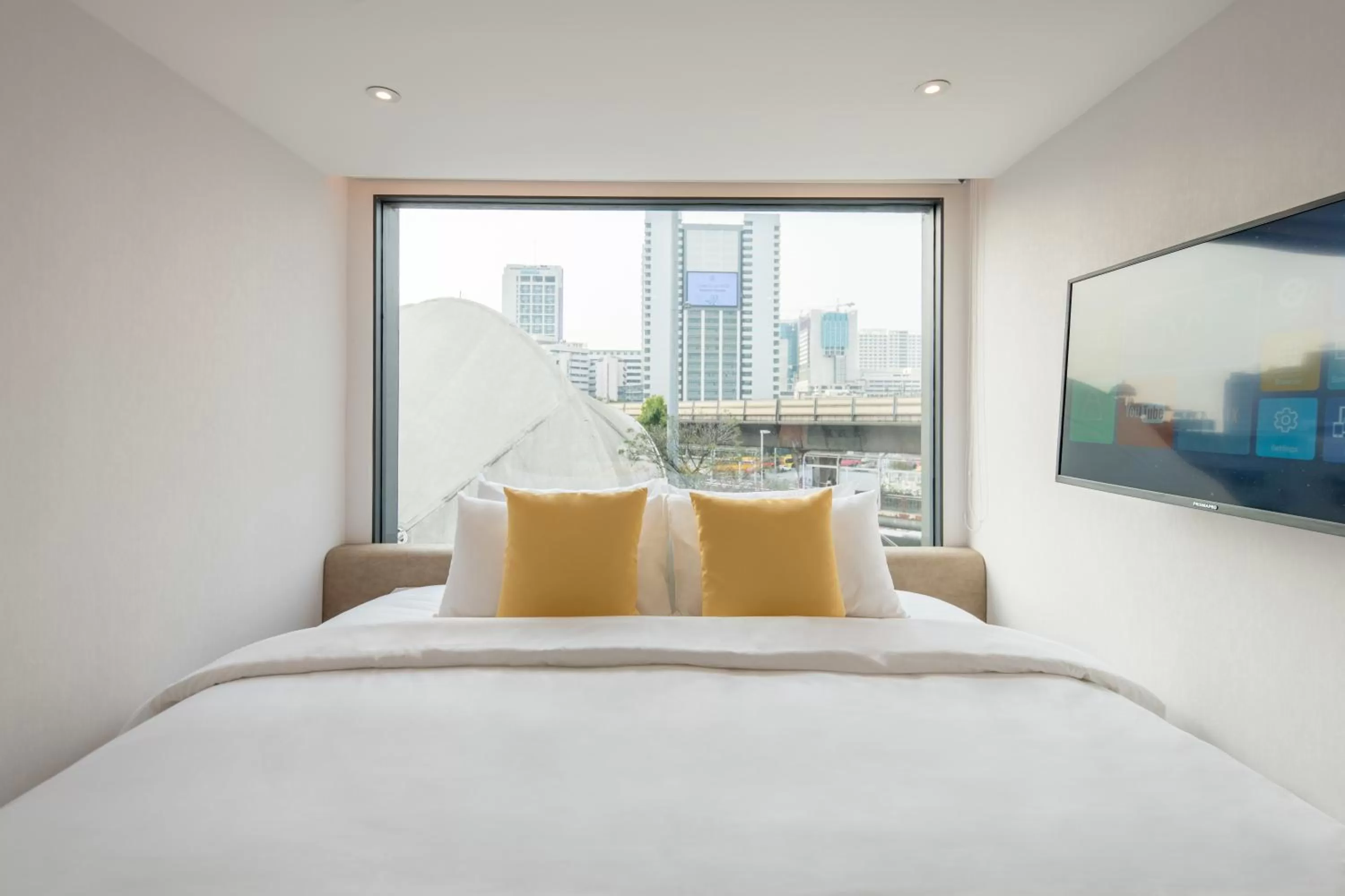 Bed in Yello Rooms Hotel Victory Monument