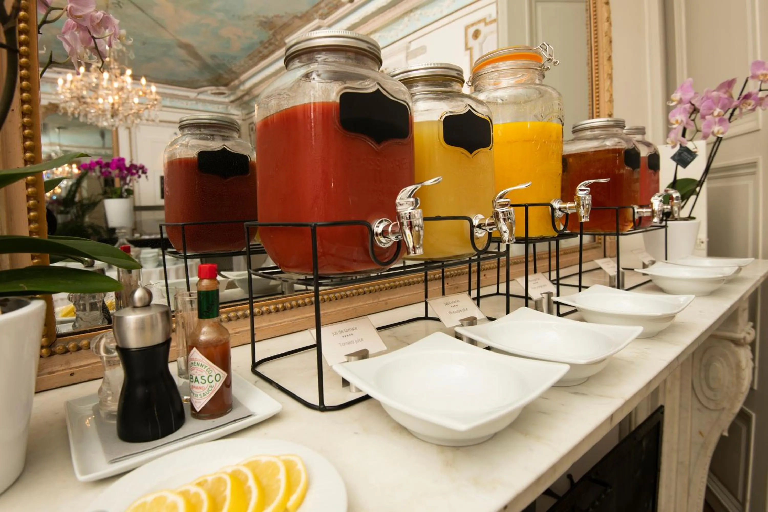 Buffet breakfast in Hôtel Des Trois Couronnes & Spa - The Leading Hotels of the World
