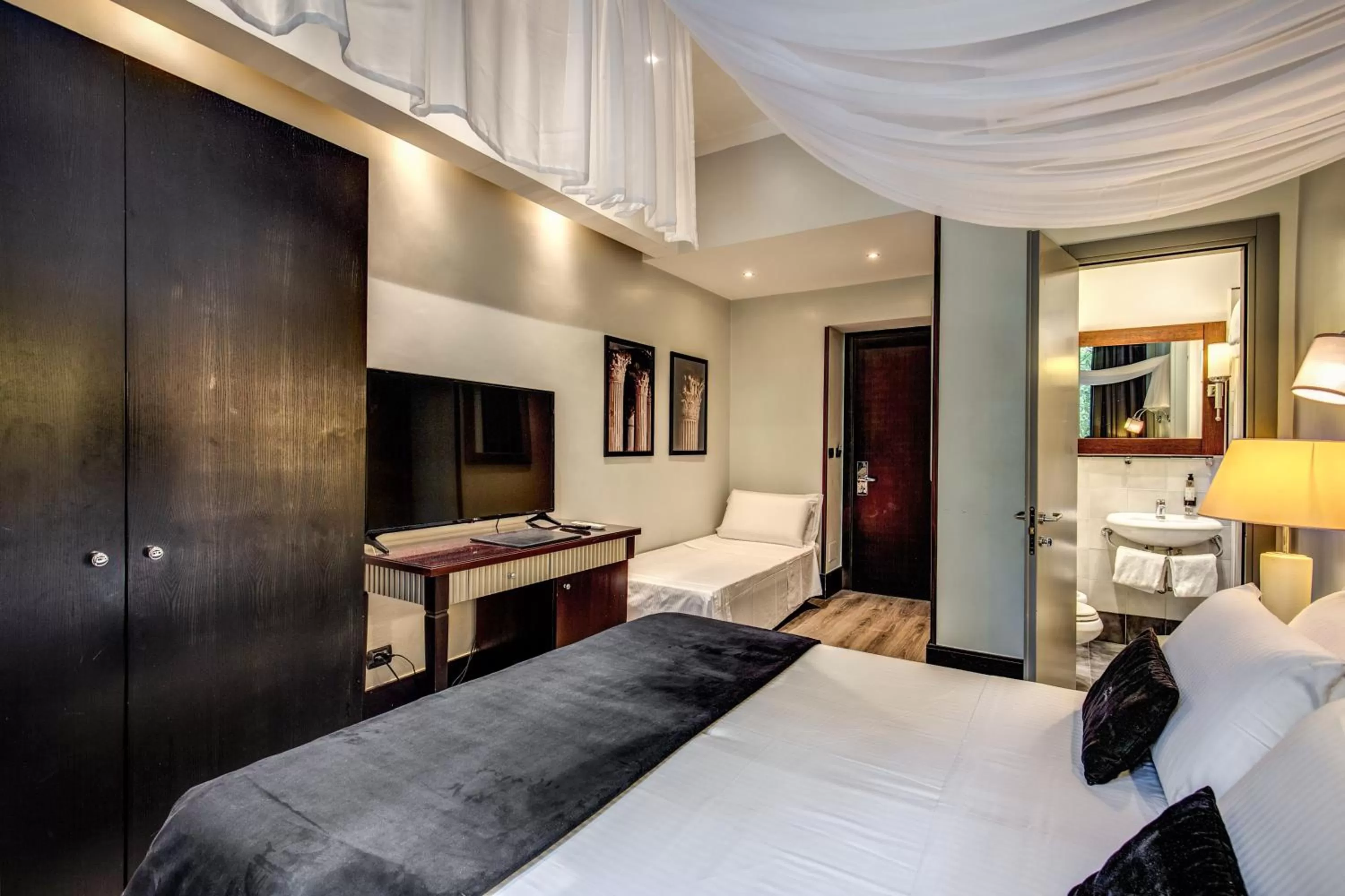 Photo of the whole room, Bed in Hotel Giuggioli