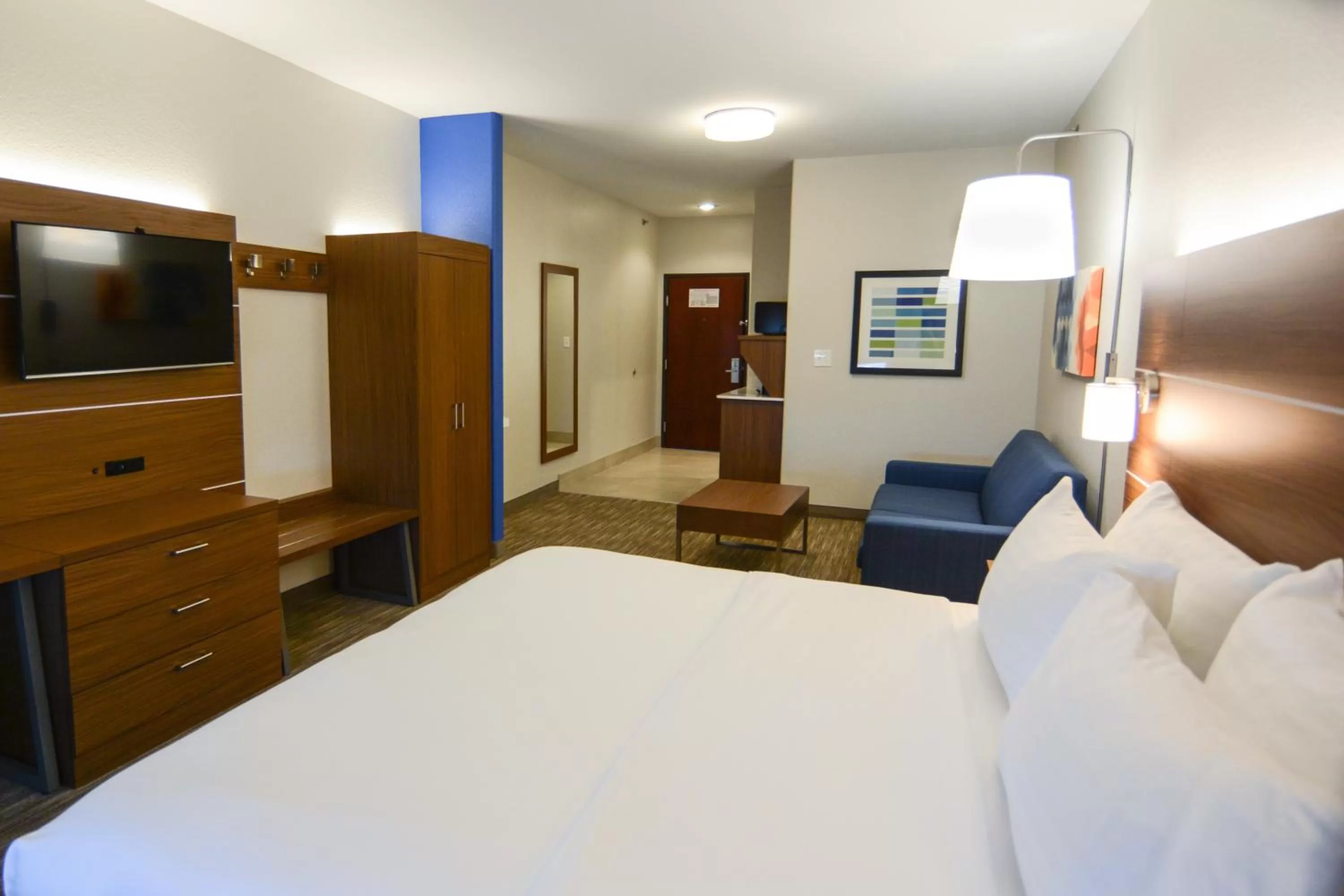 Bedroom, Bed in Holiday Inn Express Hotel & Suites New Boston by IHG