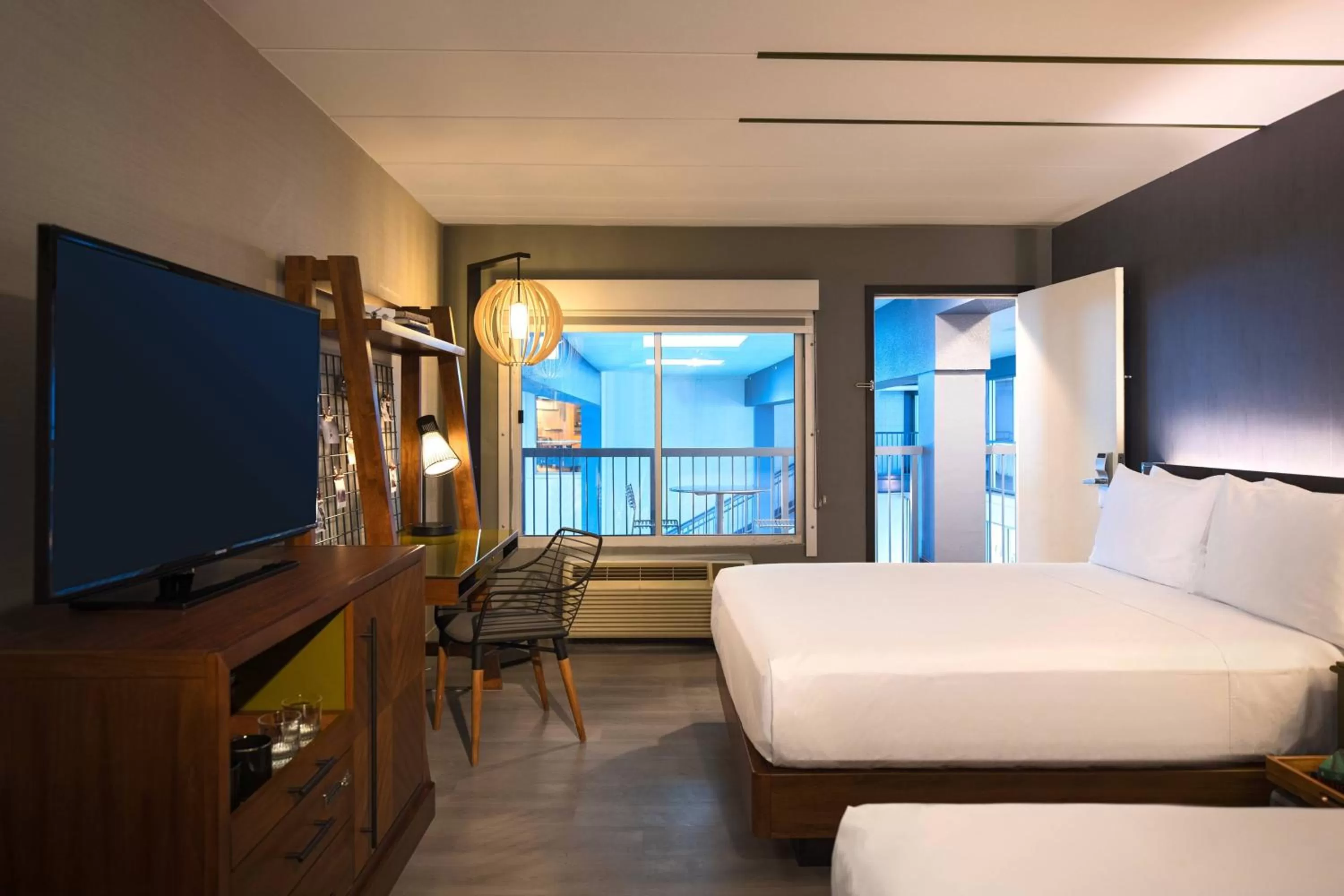 Swimming pool, Bed in Renaissance Minneapolis Bloomington Hotel