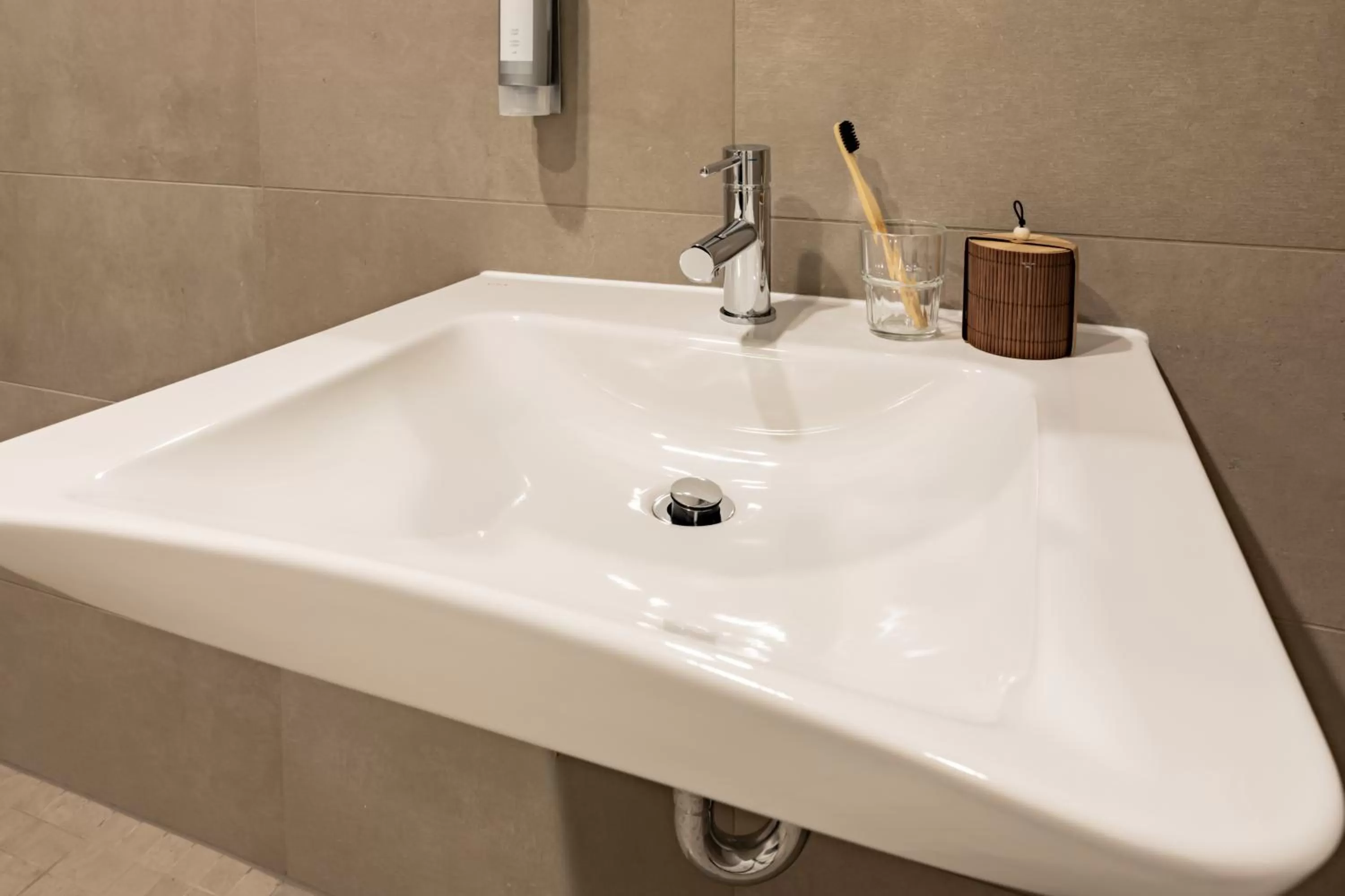 Bathroom in Garner Hotel Berlin - Spandau by IHG