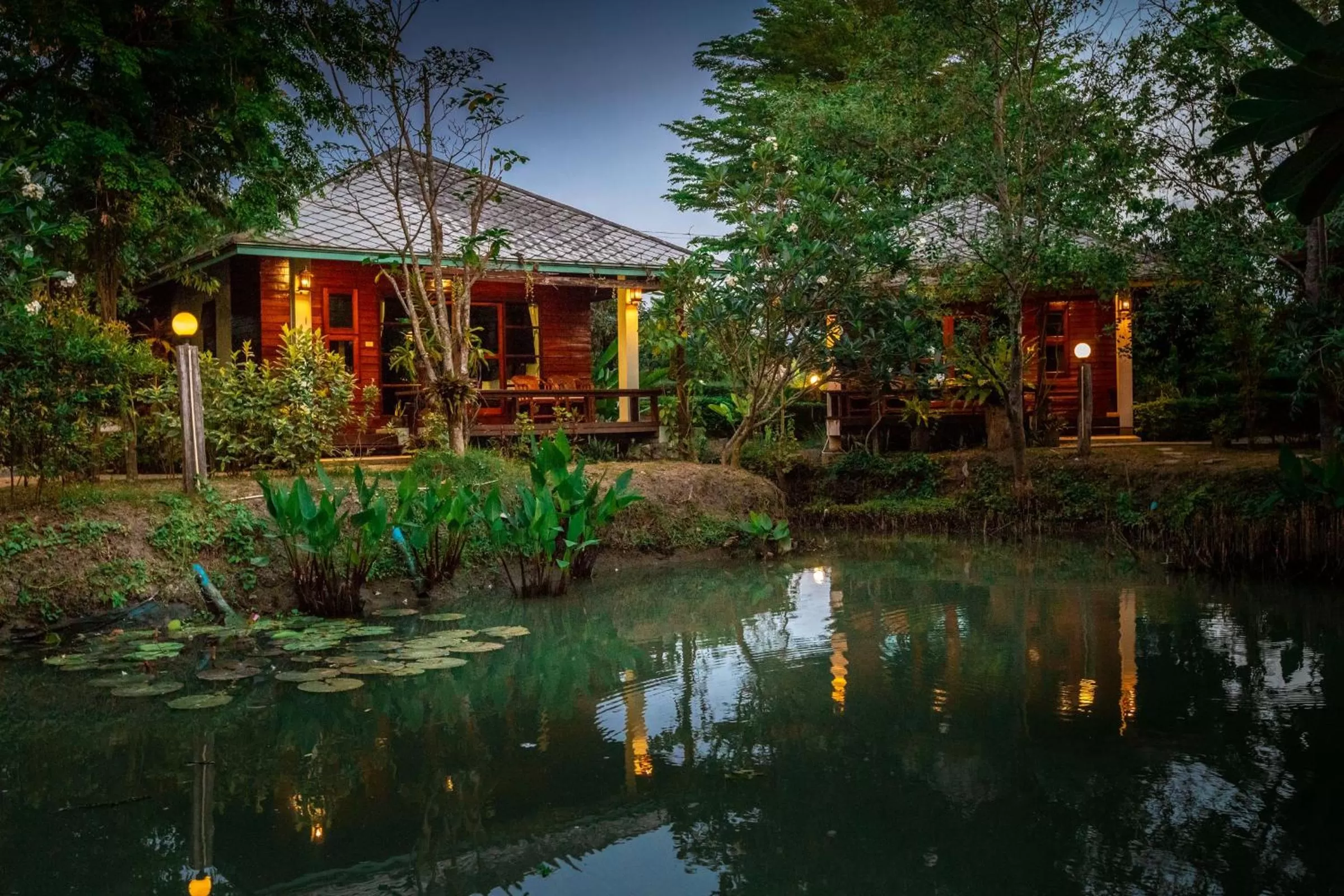 Garden in Maikaew Damnoen Resort