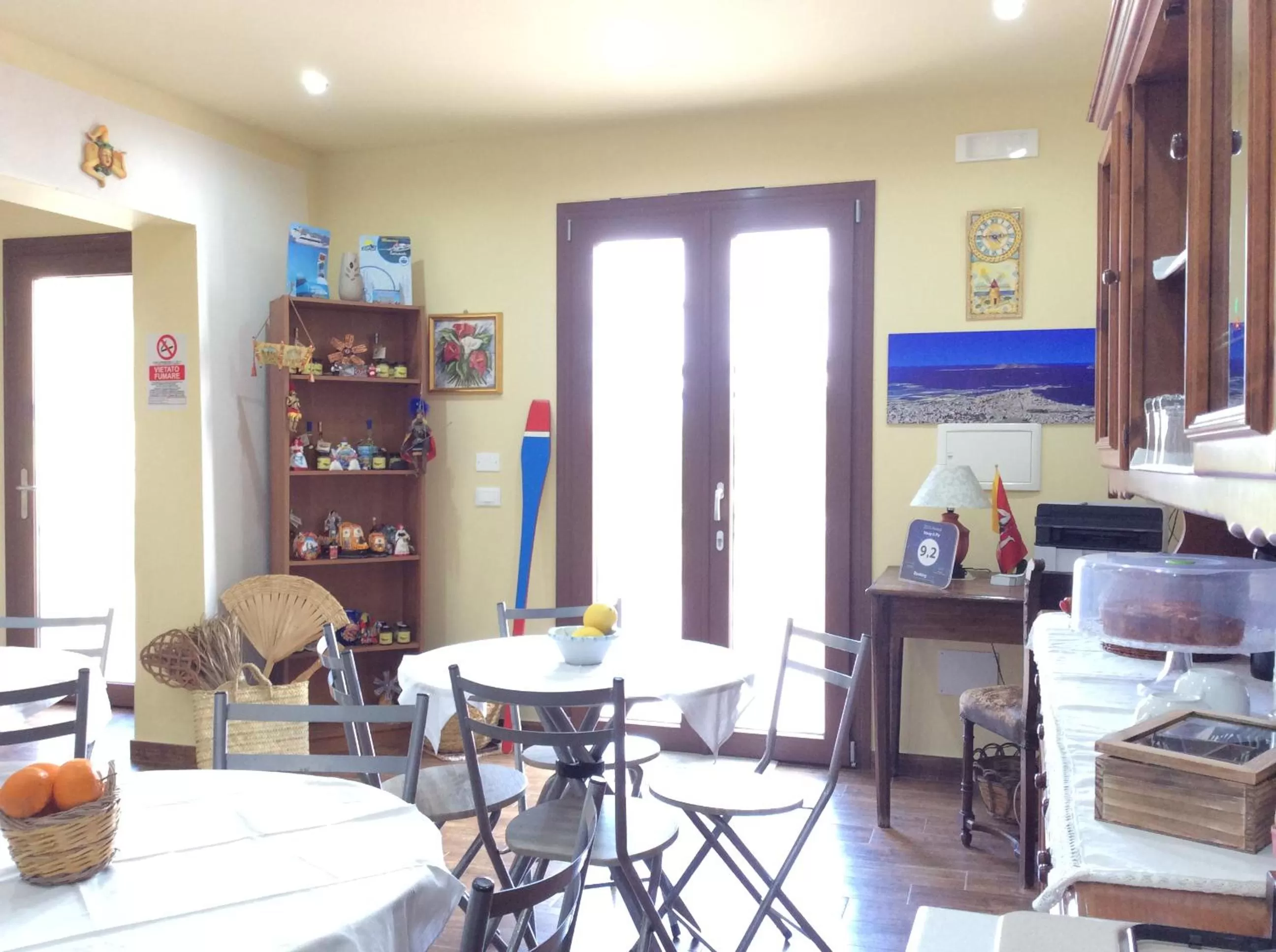 Communal lounge/ TV room in B&B SiciliAntica