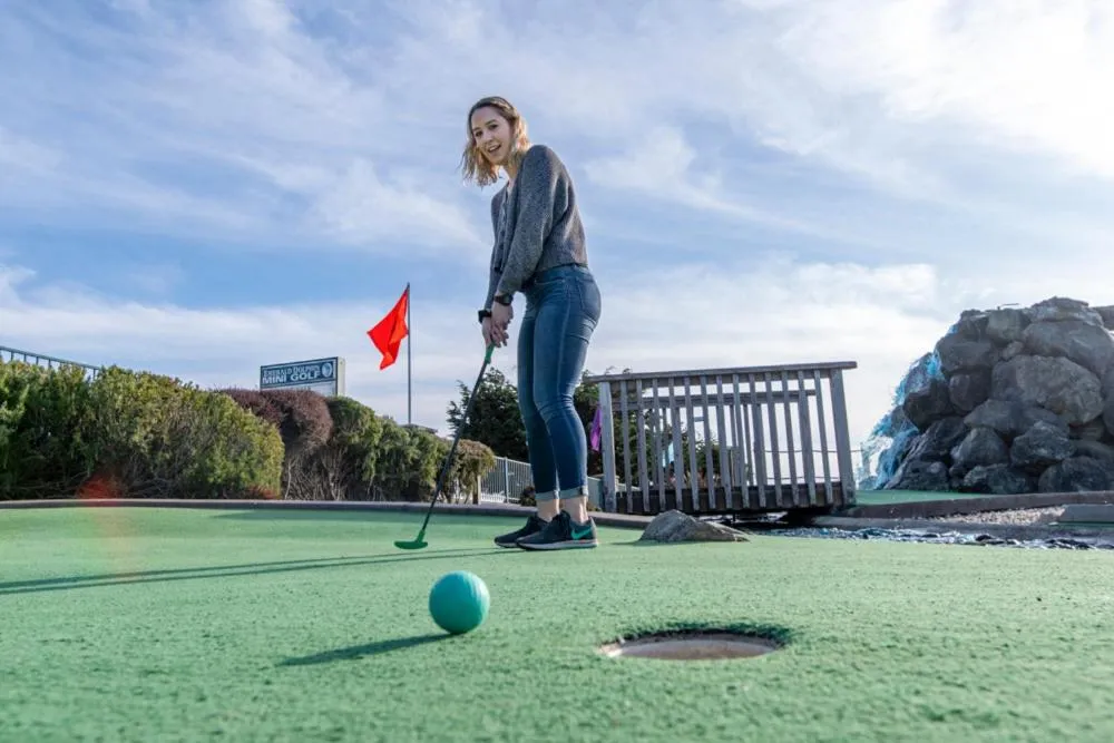 Emerald Dolphin Inn & Mini Golf