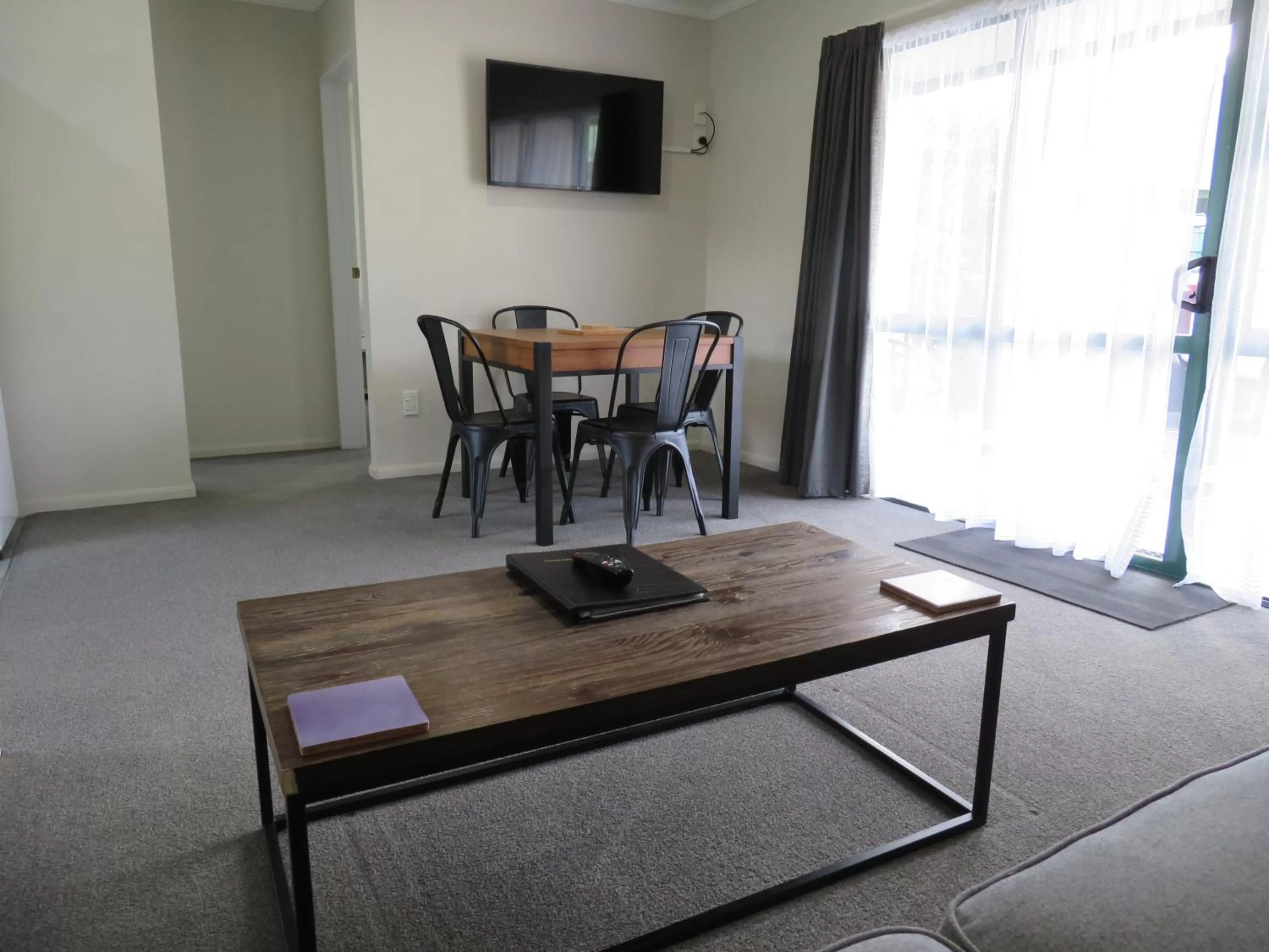 Living room in Commodore Court Motel