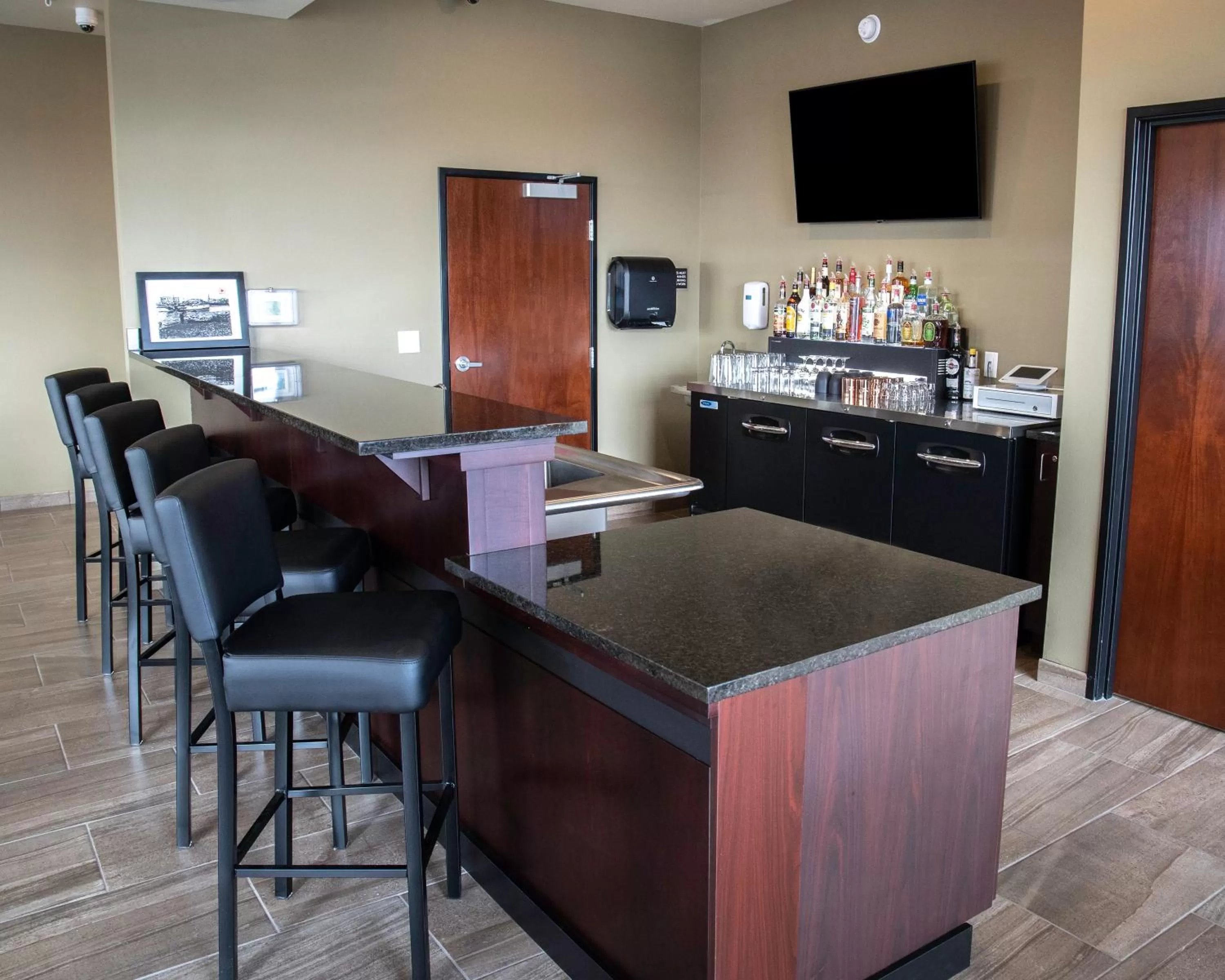 Lounge or bar in Cobblestone Hotel & Suites - Two Rivers