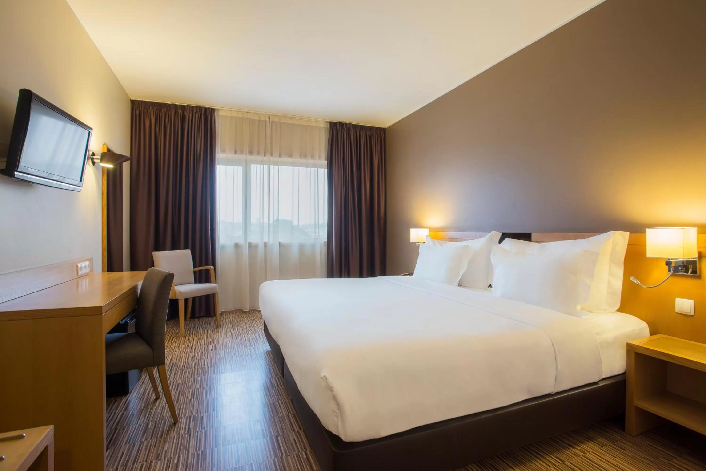 Photo of the whole room, Bed in HF Tuela Porto