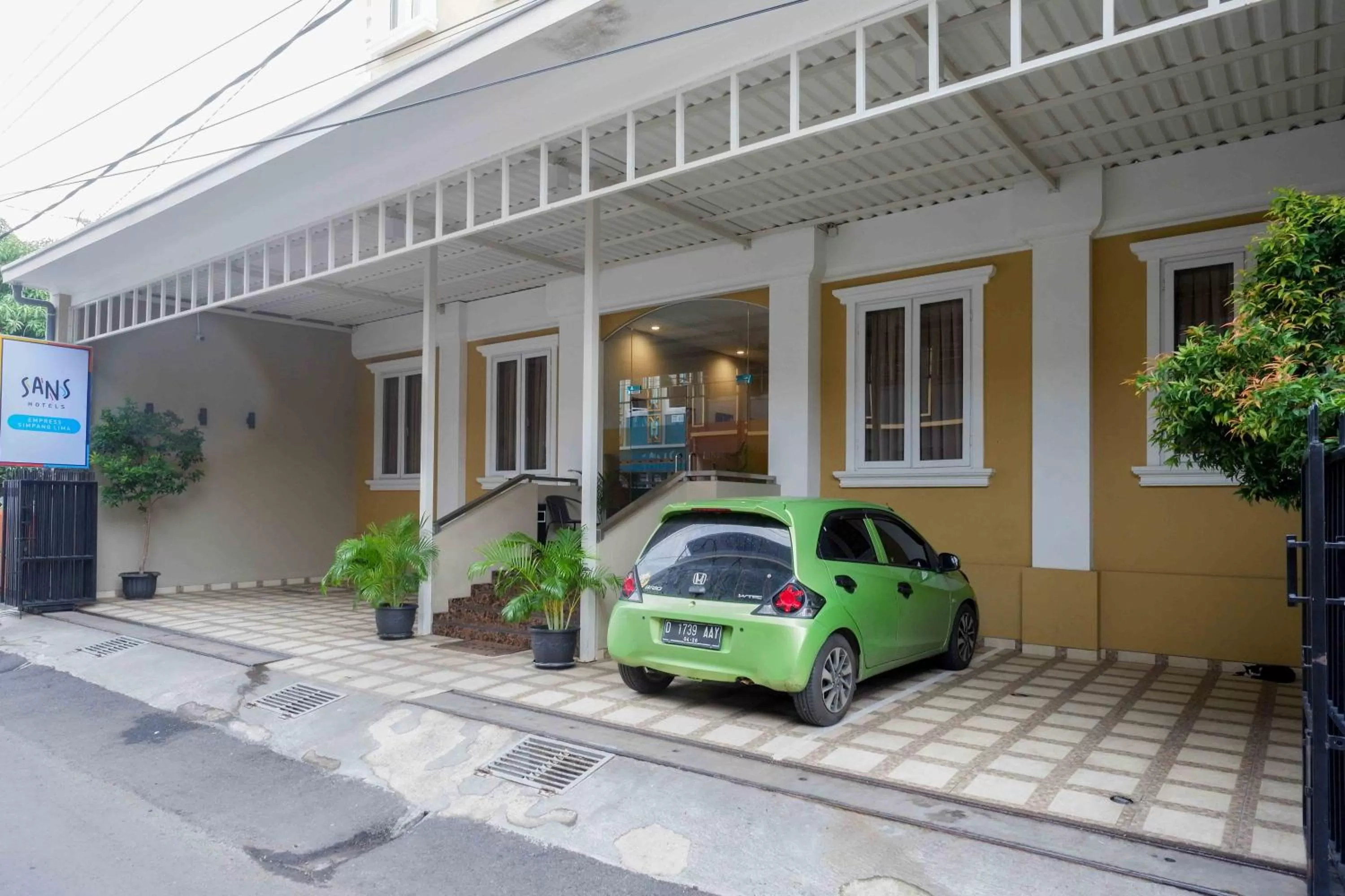 Facade/entrance in Sans Hotel Empress Simpang Lima