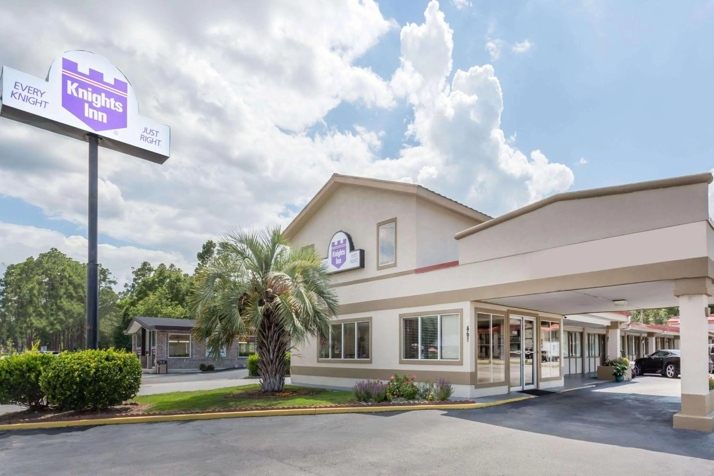 Property building in Knights Inn Statesboro