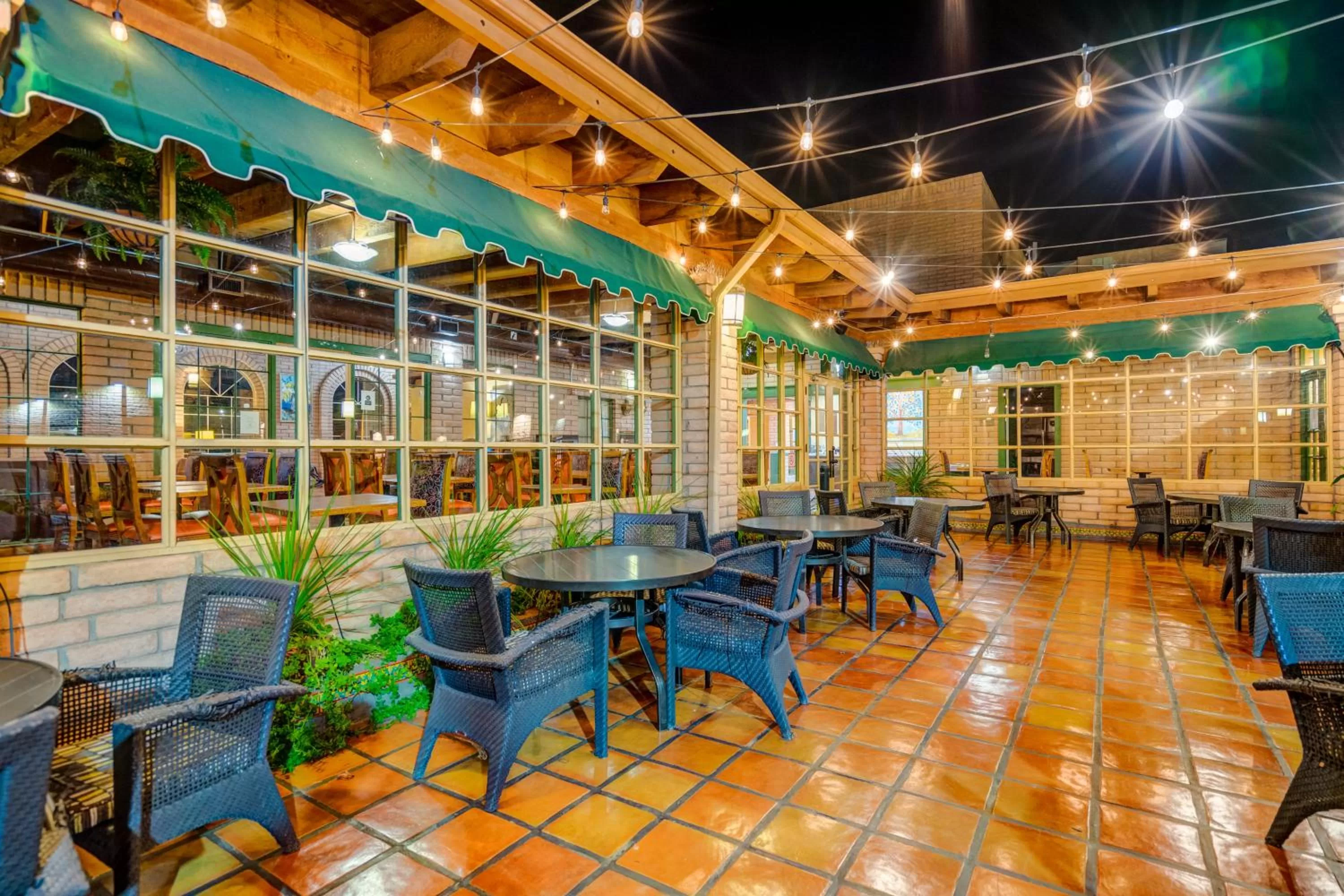 Patio, Restaurant/Places to Eat in Sierra Suites Boutique Hotel