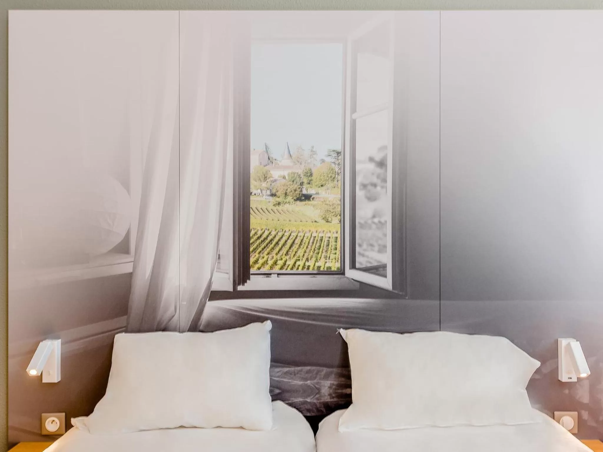 Bed in B&B HOTEL Bordeaux Lormont