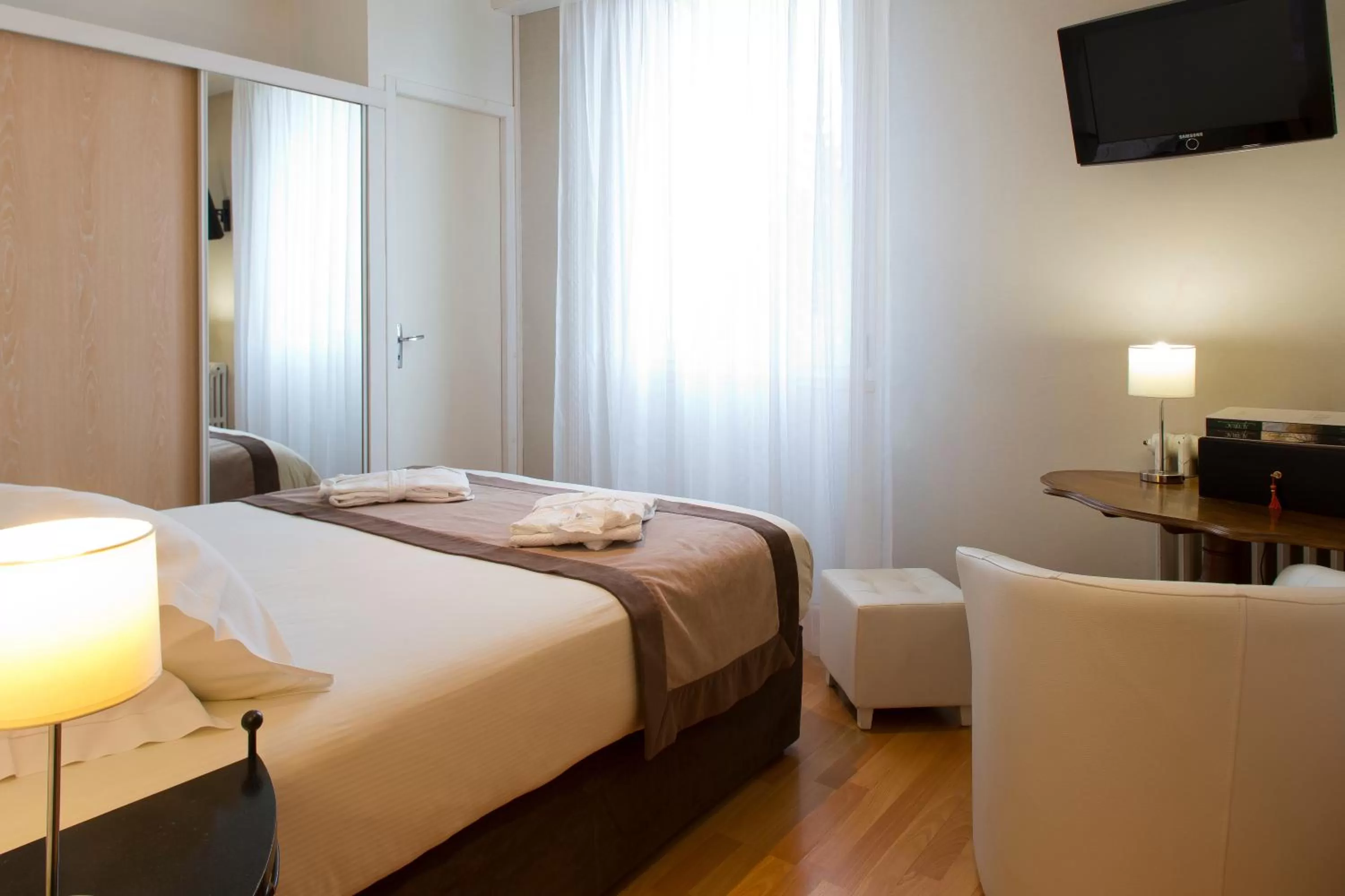 Bedroom, Bed in The Originals Boutique, Hôtel du Pont Roupt, Mende