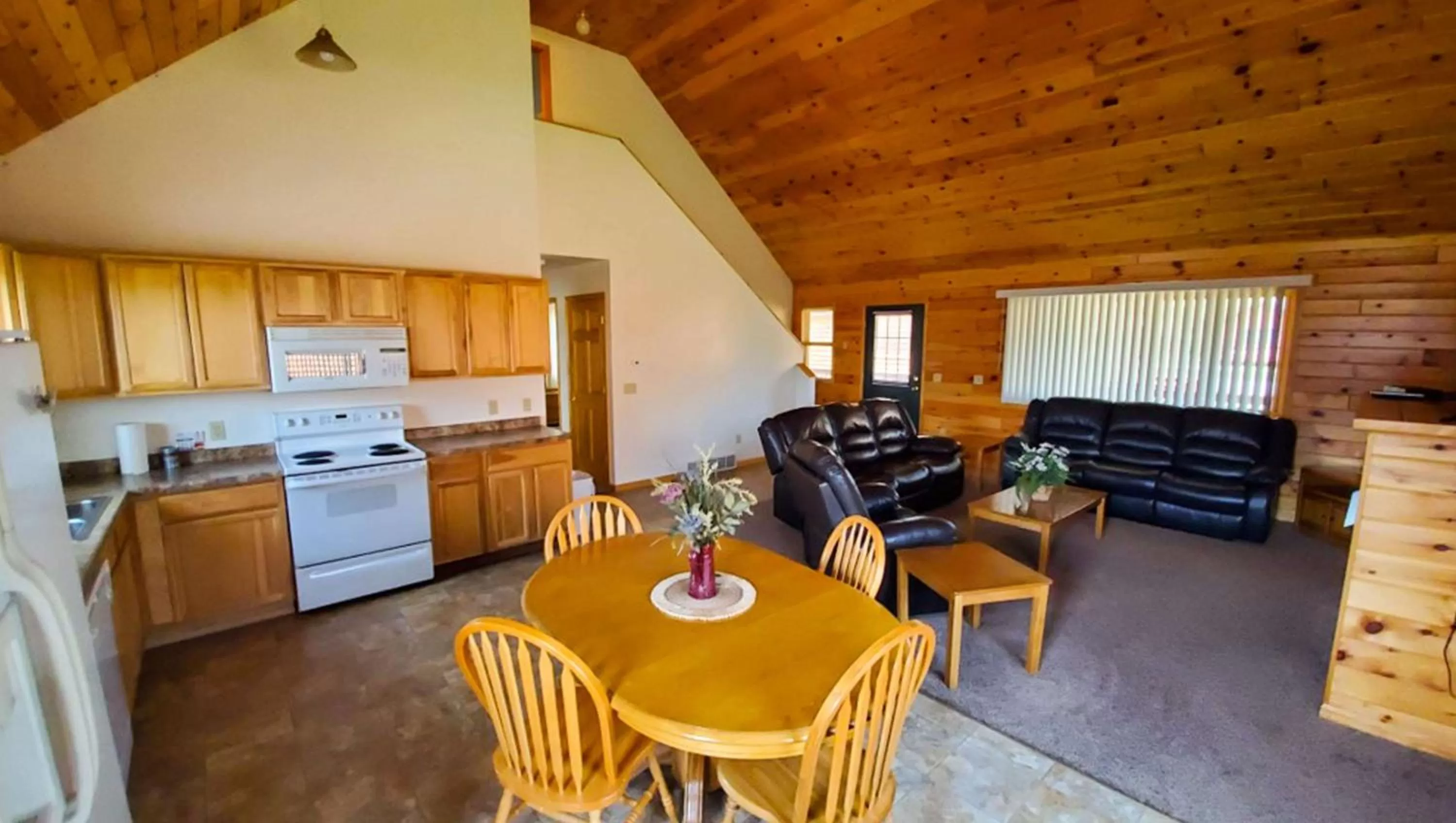 Photo of the whole room in Jasper Ridge Inn Ishpeming