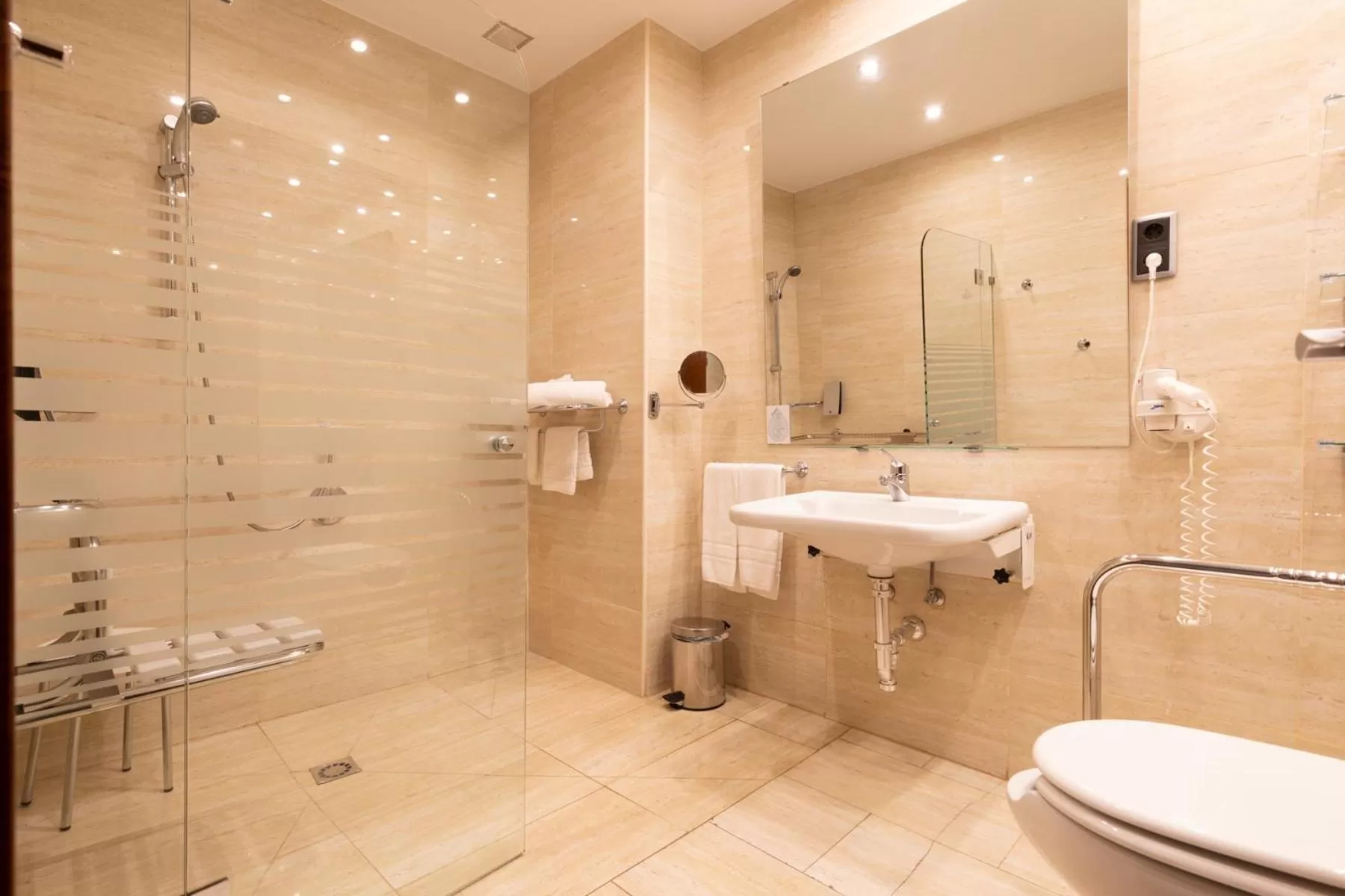 Bathroom in Hotel San Juan de los Reyes