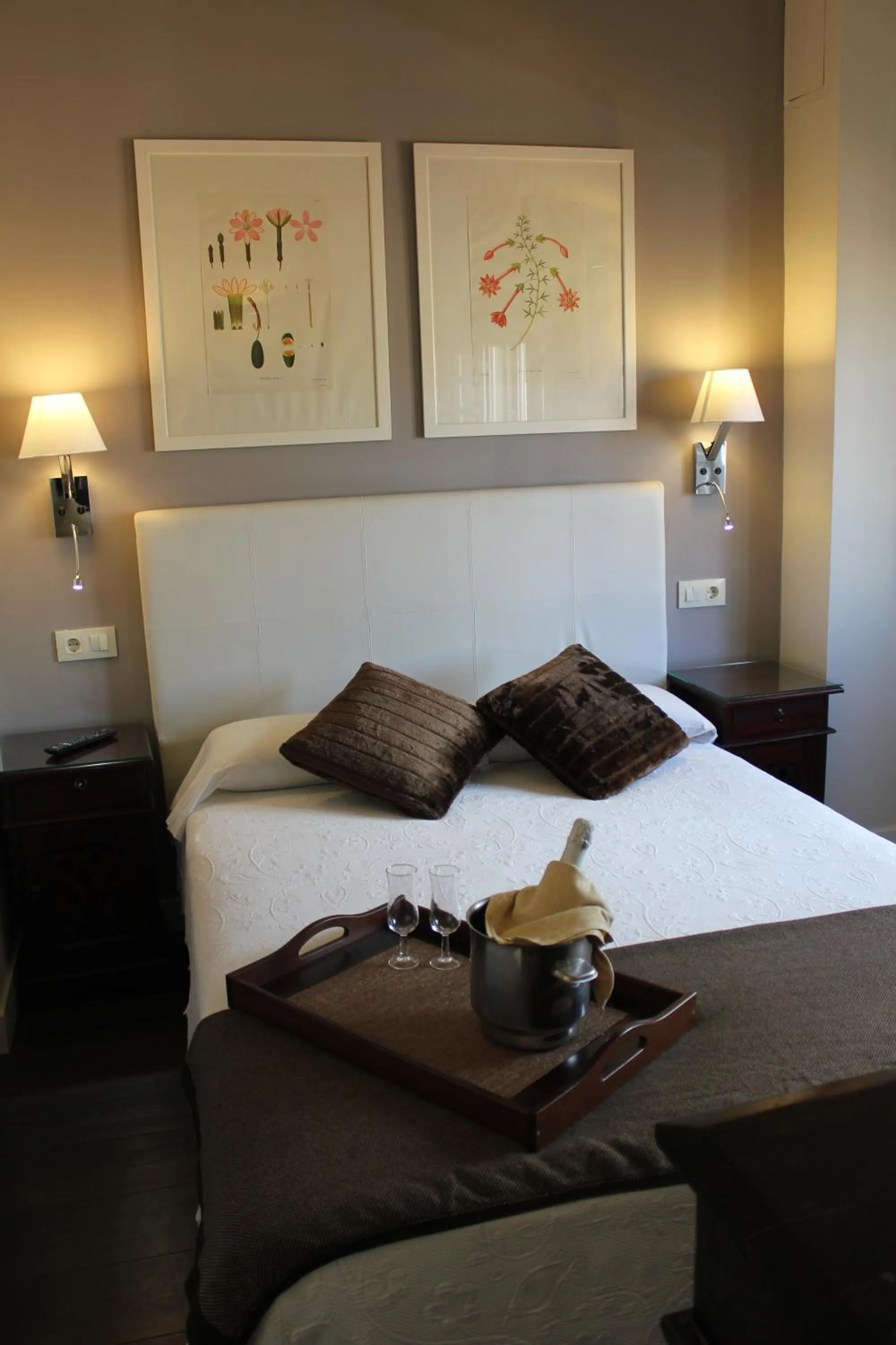 Bed in Hotel Leonor de Aquitania