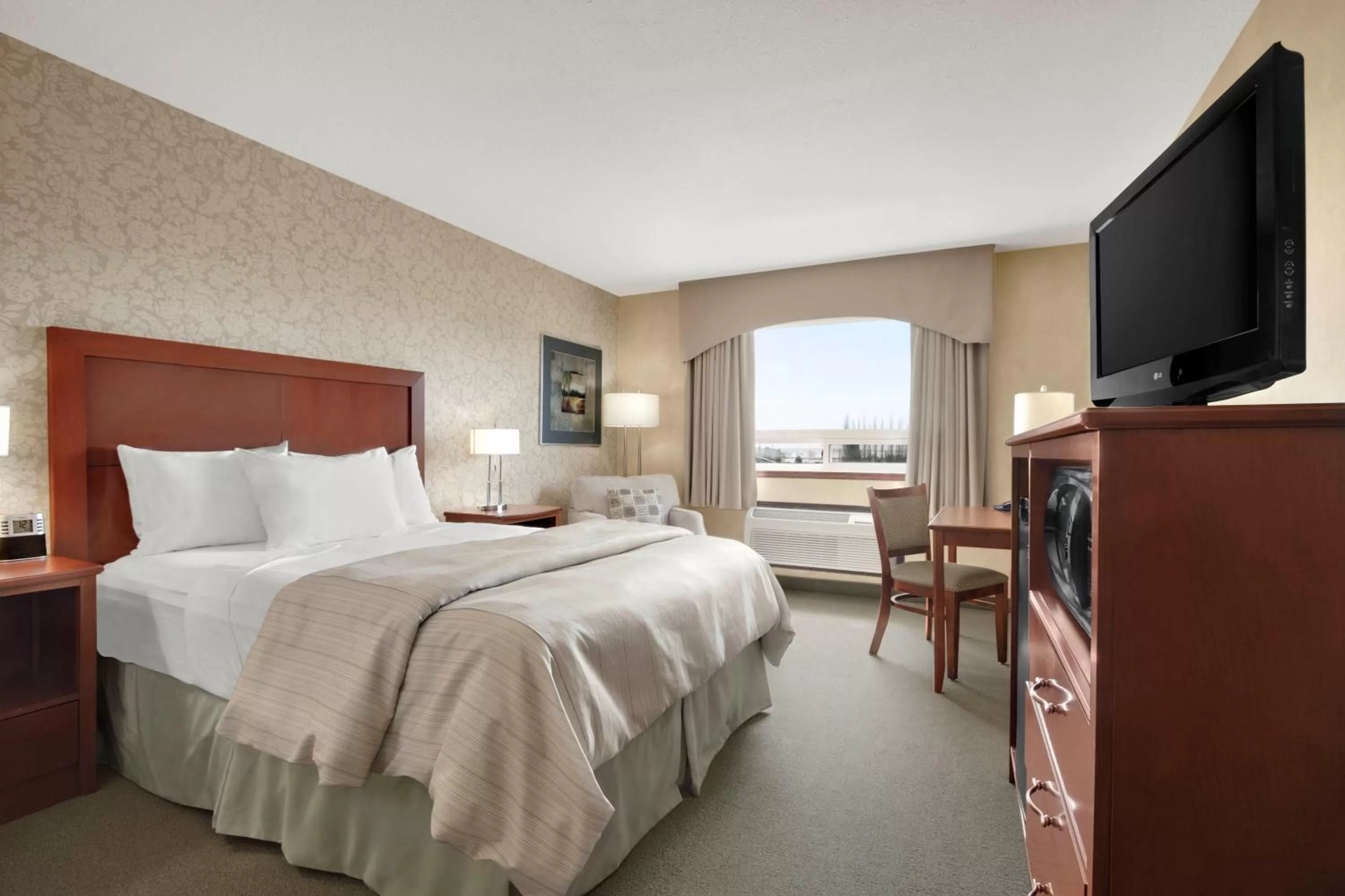 Photo of the whole room, Bed in Days Inn & Suites by Wyndham Brandon