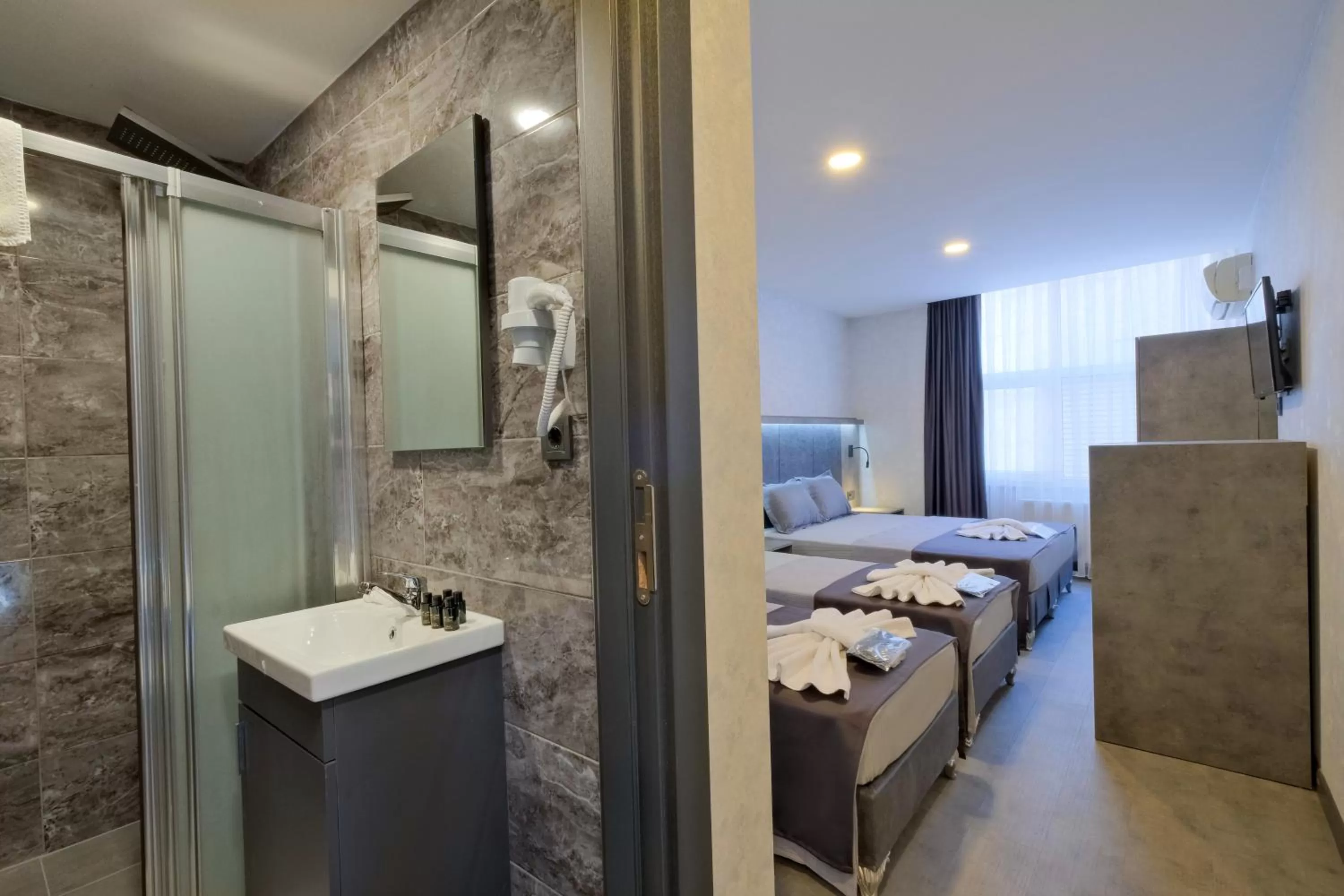 Photo of the whole room, Bed in The Queen Hotel