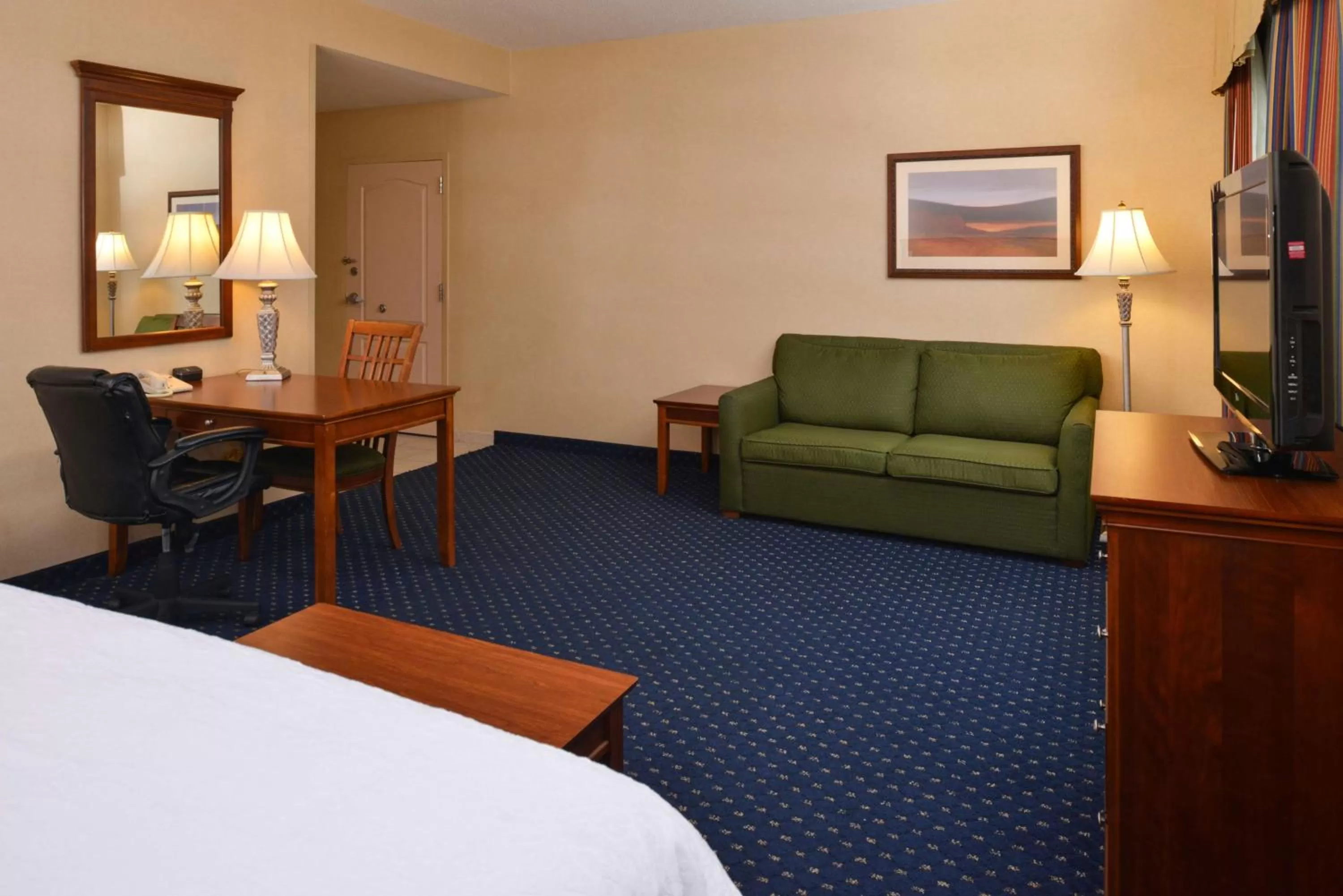 Bed in Hampton Inn and Suites Fredericksburg South