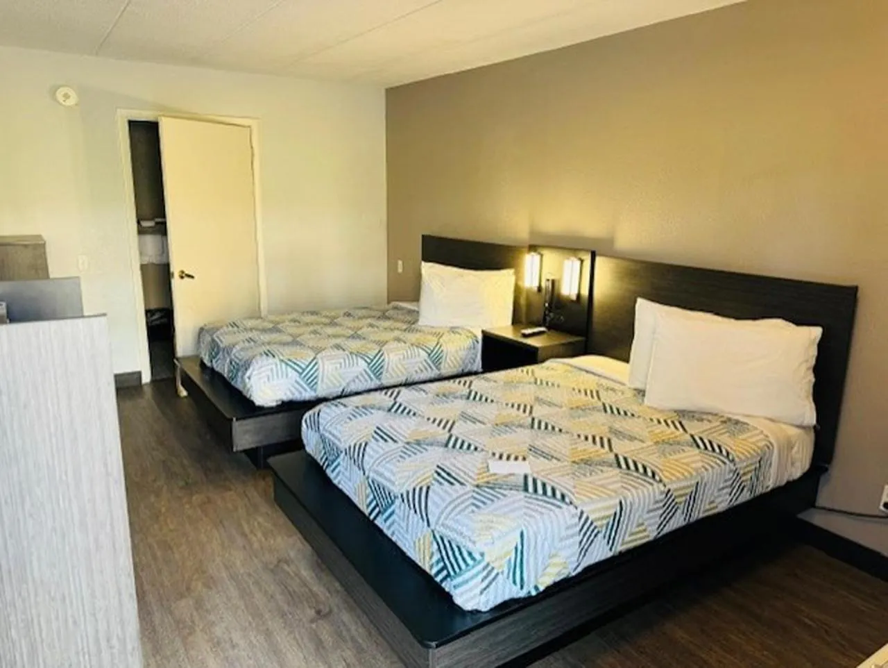 Quadruple Room - single occupancy - Disability Access - Roll in Shower in Motel 6-Cedar Rapids, IA