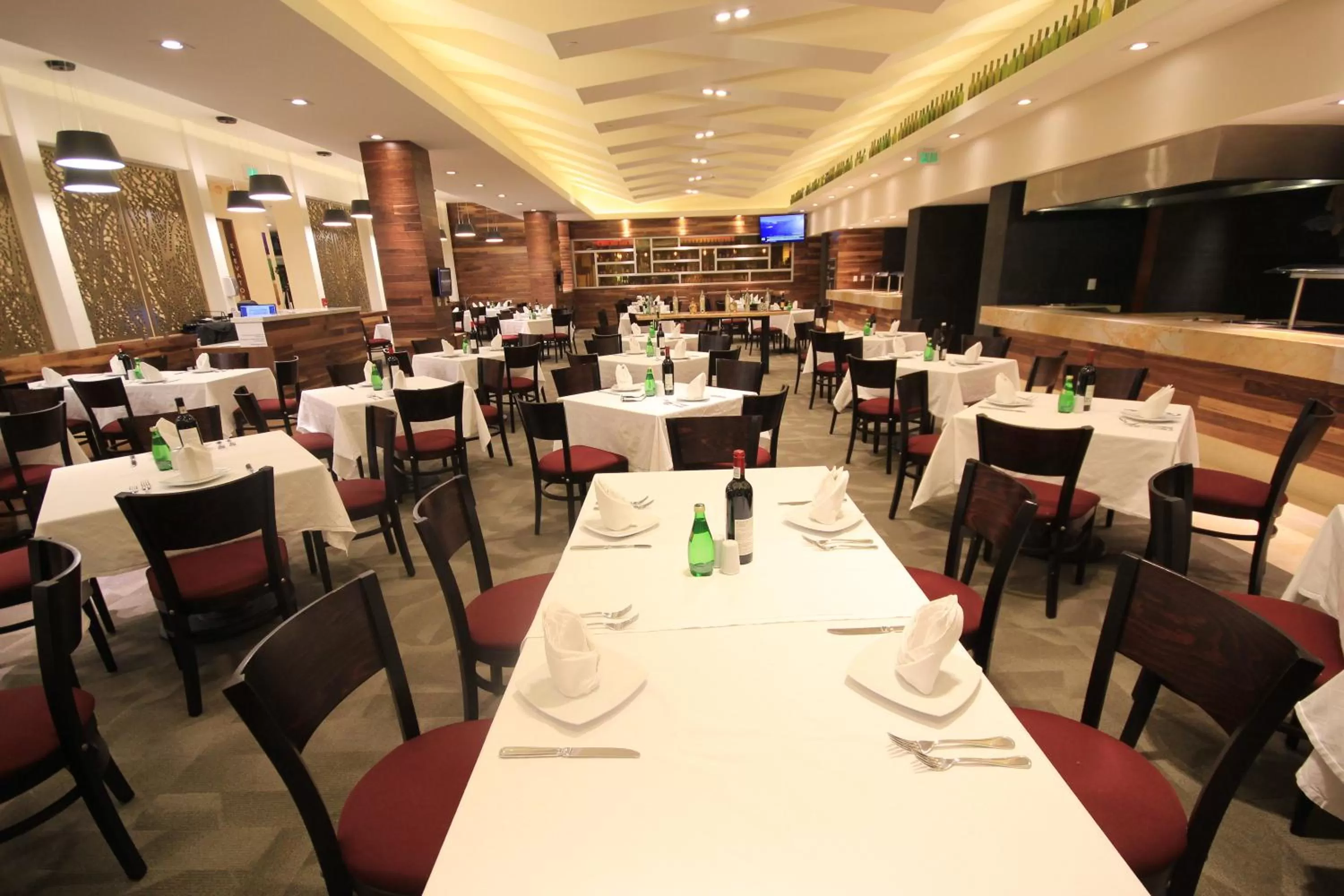 Restaurant/places to eat in Holiday Inn & Suites Plaza Mayor by IHG