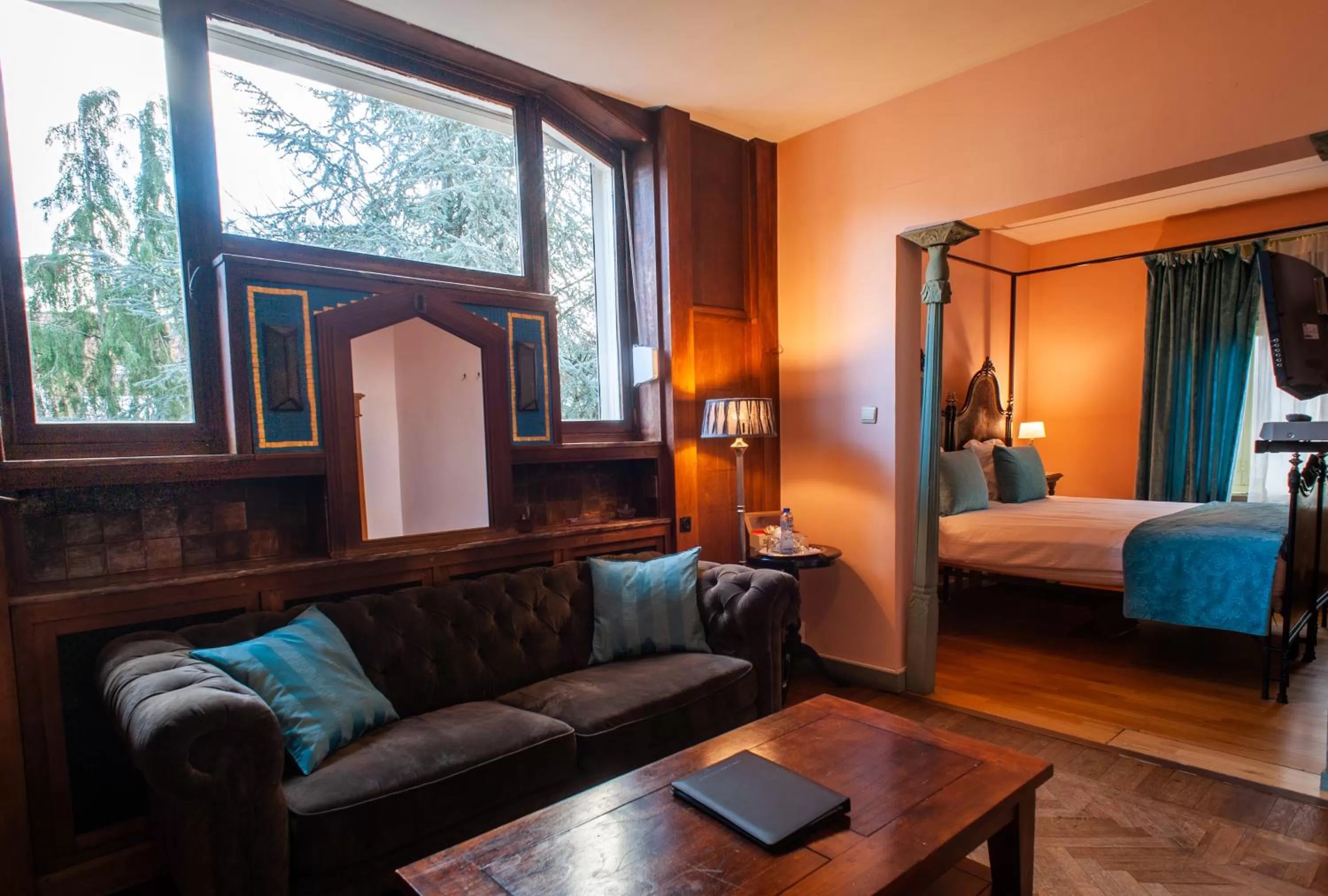 Living room, Bed in Charme Hotel Hancelot